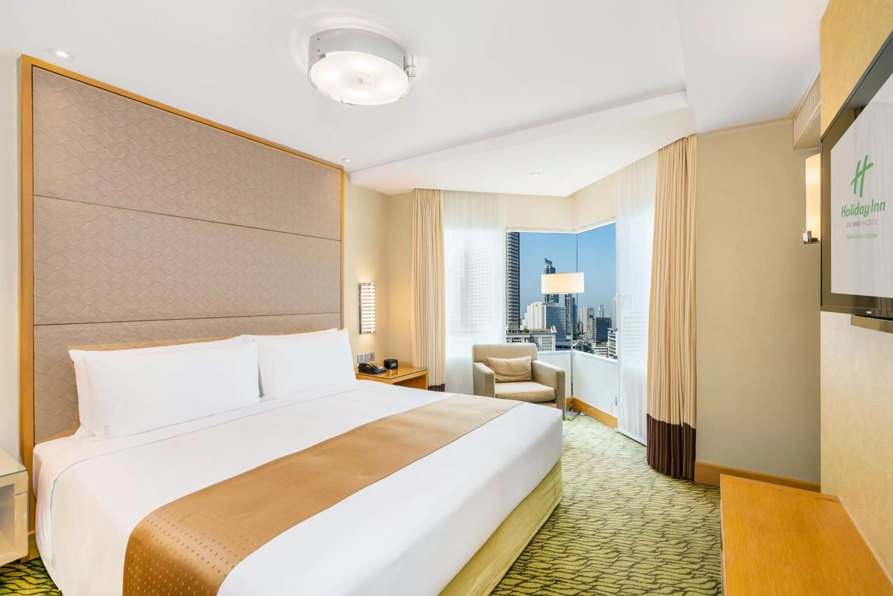 Bedroom, Bed in Holiday Inn Bangkok Silom, an IHG Hotel