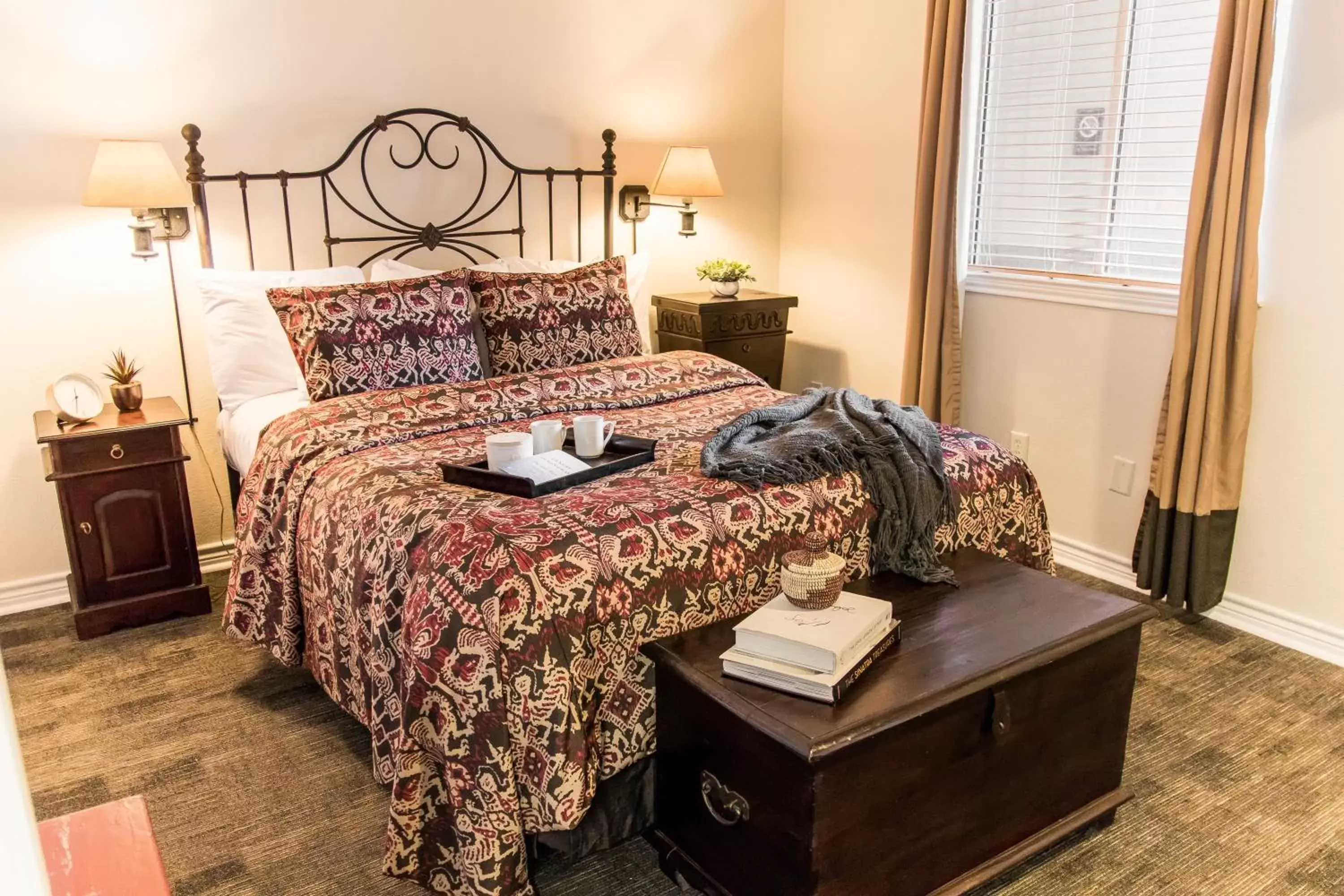 Bedroom, Bed in Vineyard Court Designer Suites Hotel