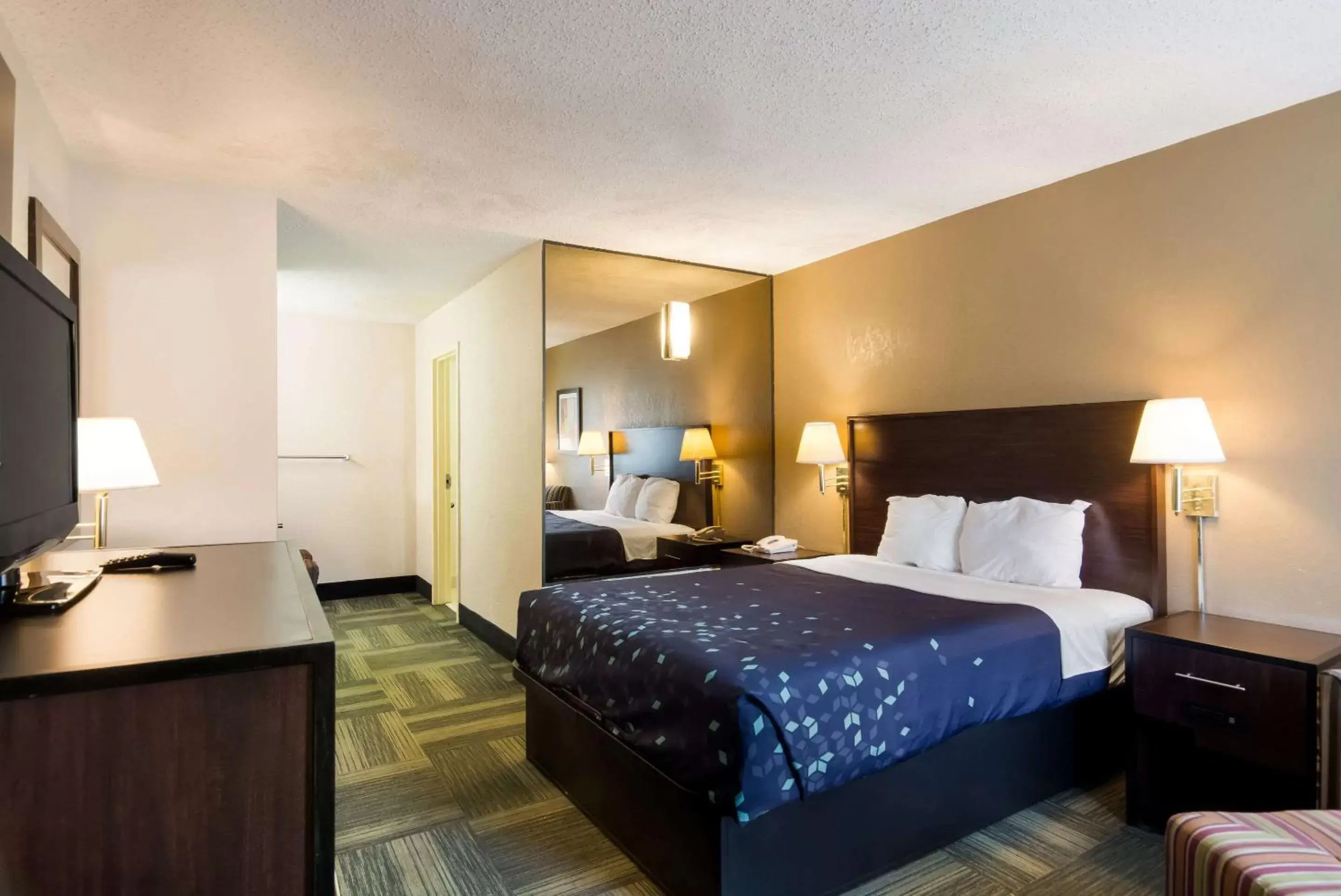 Queen Room - Accessible/Smoking in Rodeway Inn At Fort Lee Queen Room - Accessible/Smoking in Rodeway Inn At Fort Lee