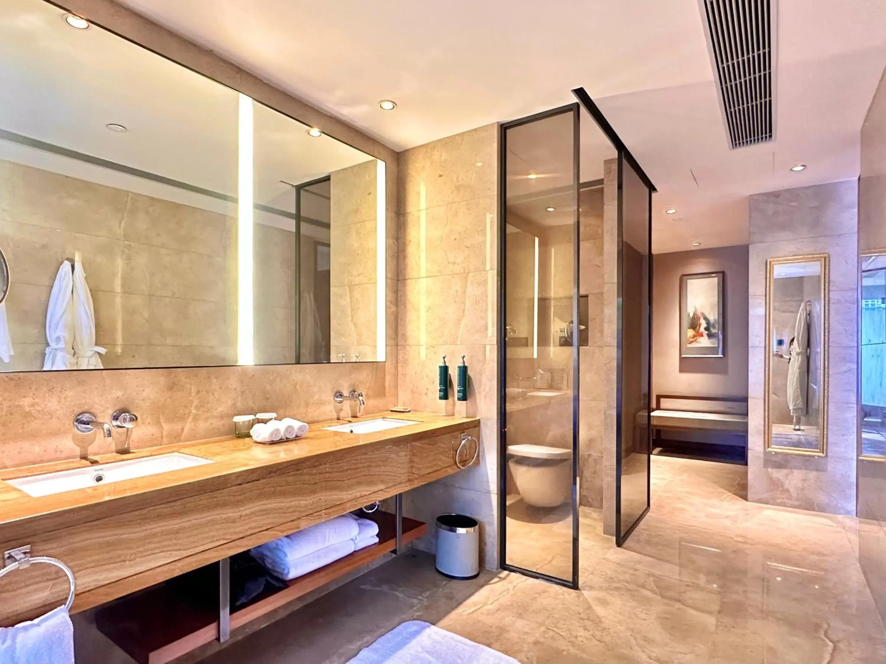 Corner Suite with Lounge Access in DoubleTree by Hilton Hotel Guangzhou - Science City Corner Suite with Lounge Access in DoubleTree by Hilton Hotel Guangzhou - Science City