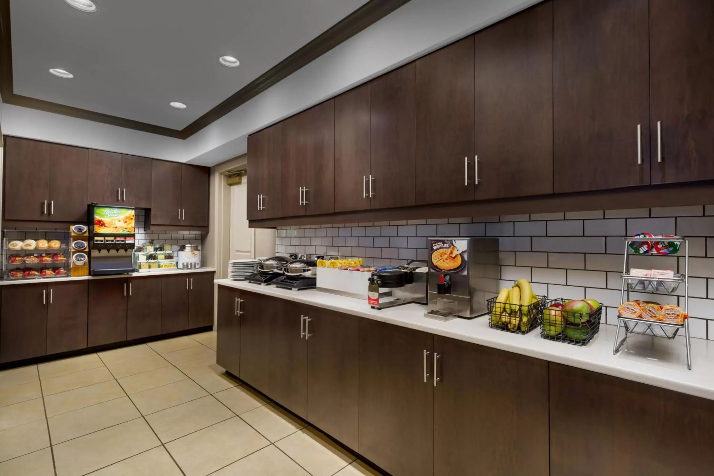 Breakfast, Kitchen/Kitchenette in Residence Inn Hartford Rocky Hill