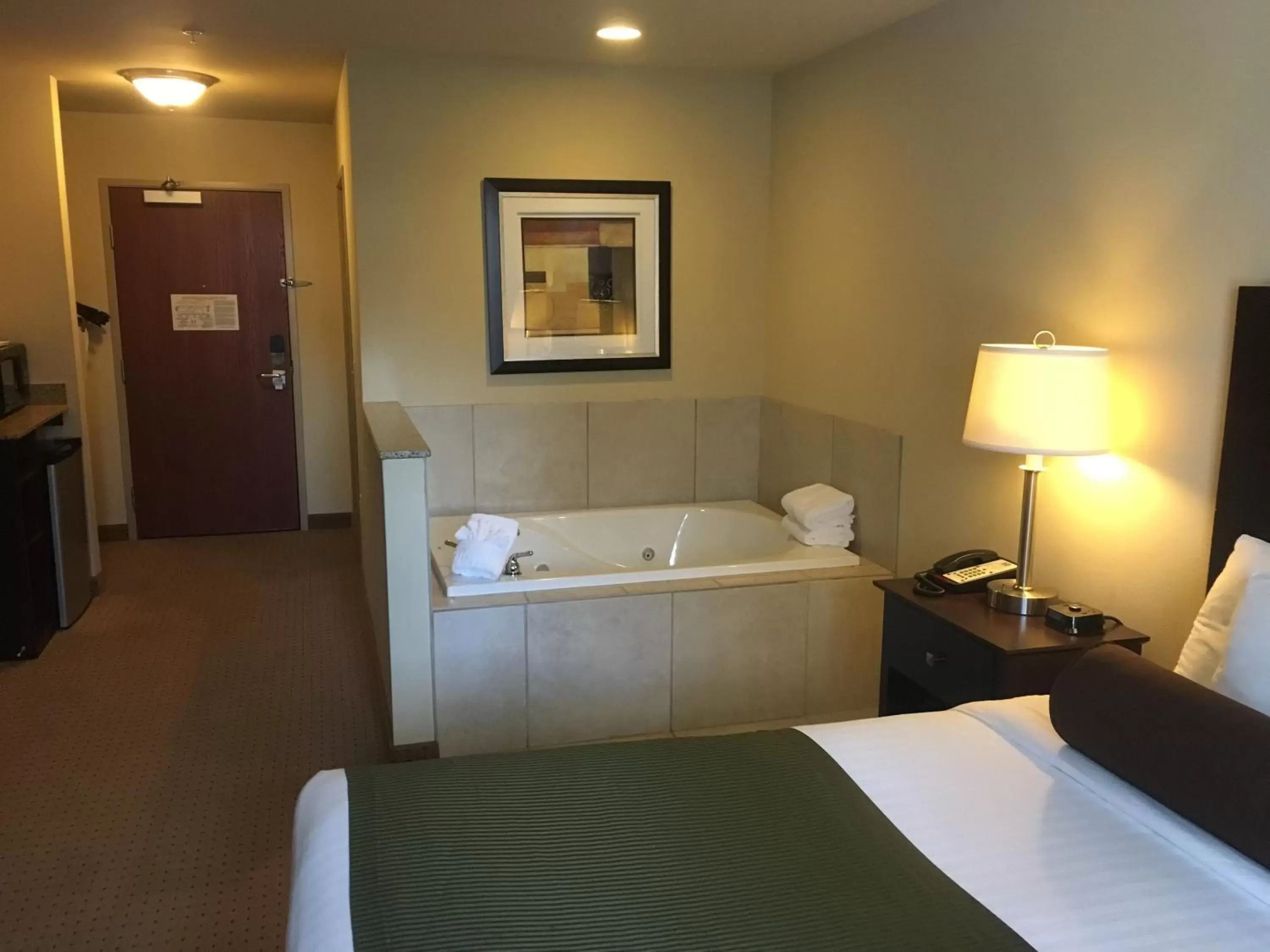 Photo of the whole room, Bed in Cobblestone Inn & Suites - Durand