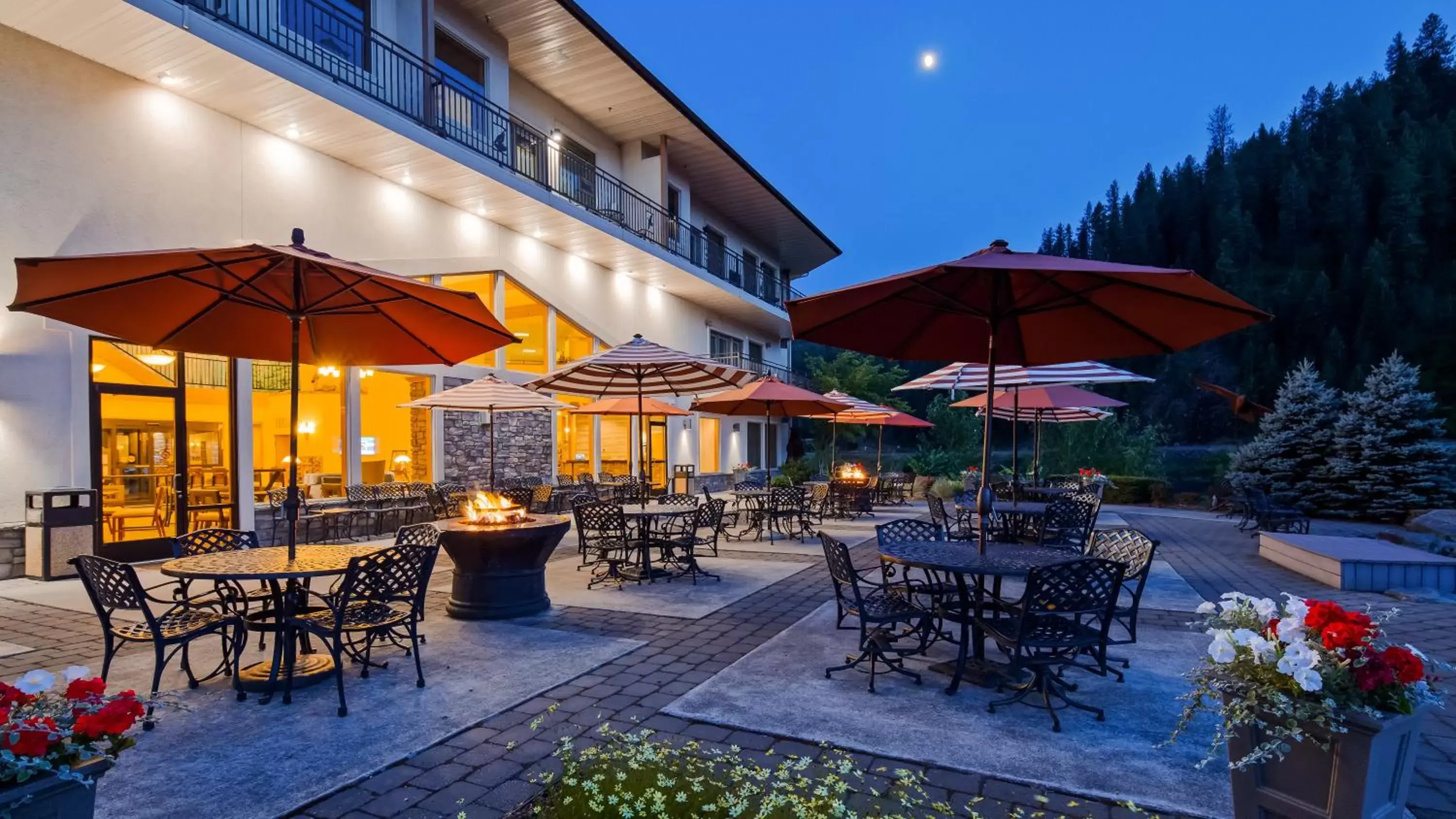 Patio, Restaurant/Places to Eat in Best Western Lodge at River's Edge