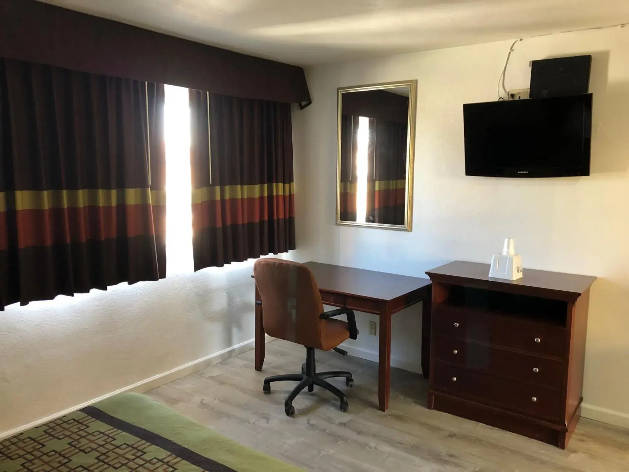 Bedroom, TV/Entertainment Center in Americas Best Value Inn Visalia