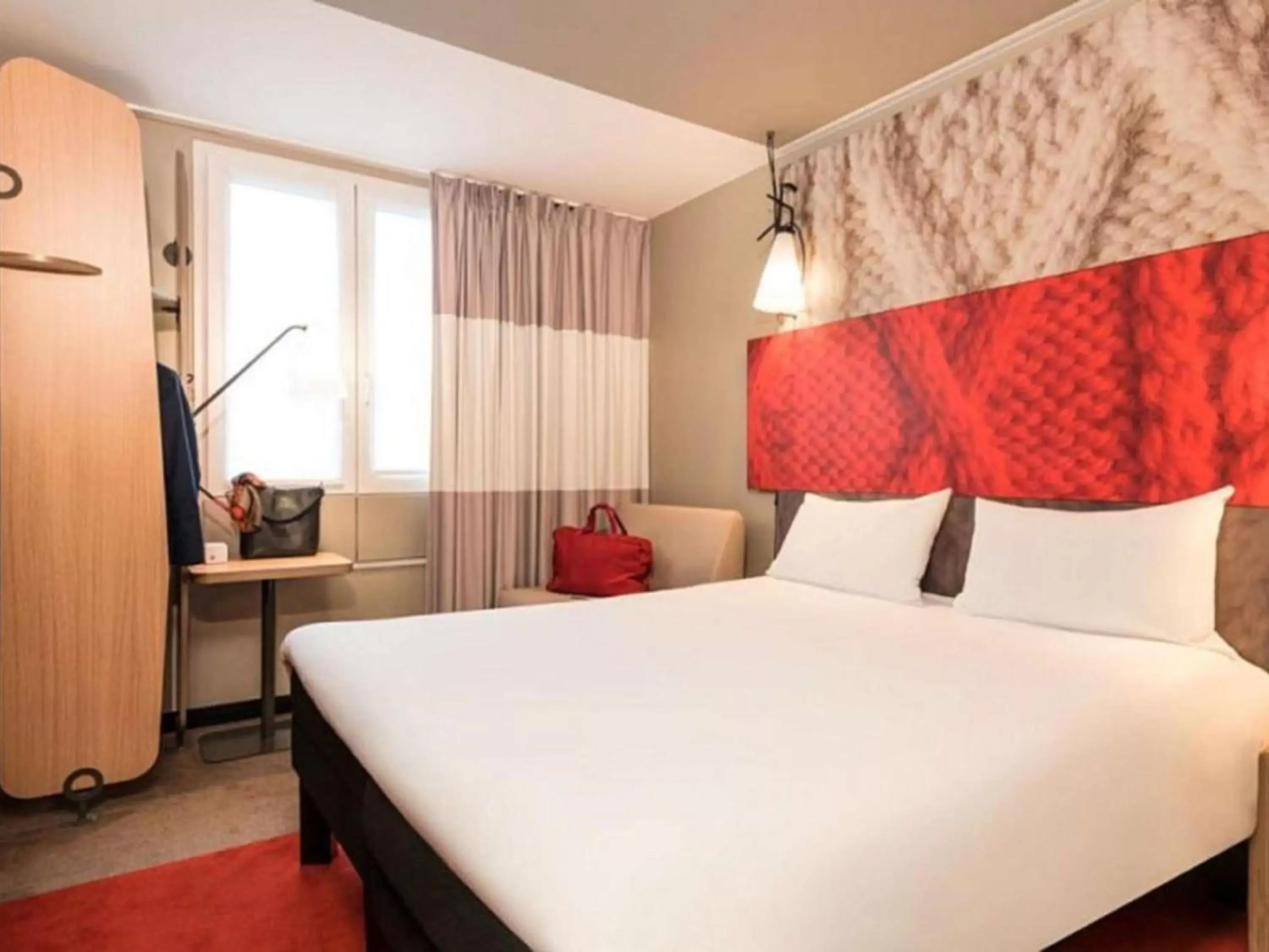 Bedroom, Bed in ibis Bordeaux Centre Bastide