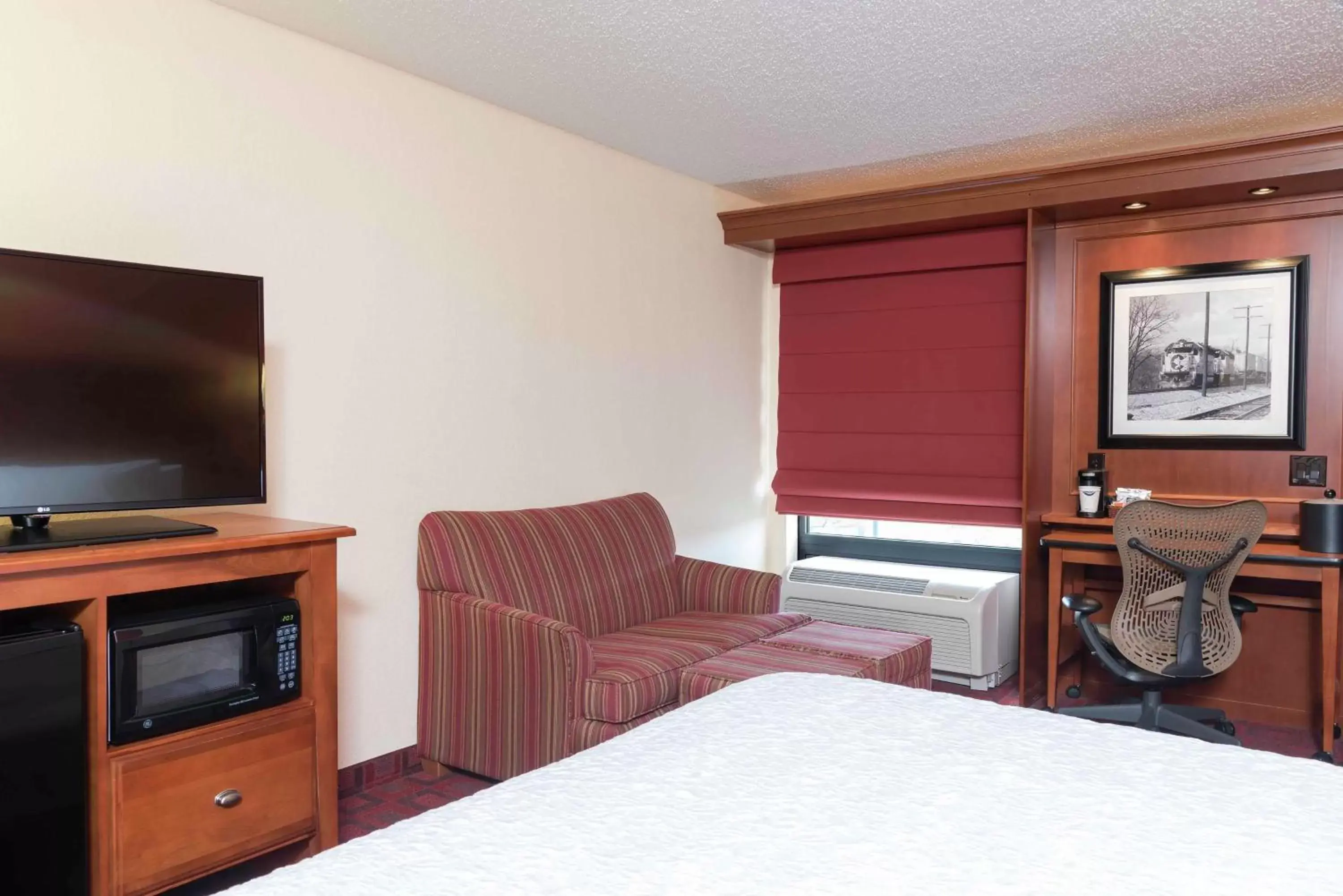 Bedroom, TV/Entertainment Center in Hampton Inn Joliet/I-55