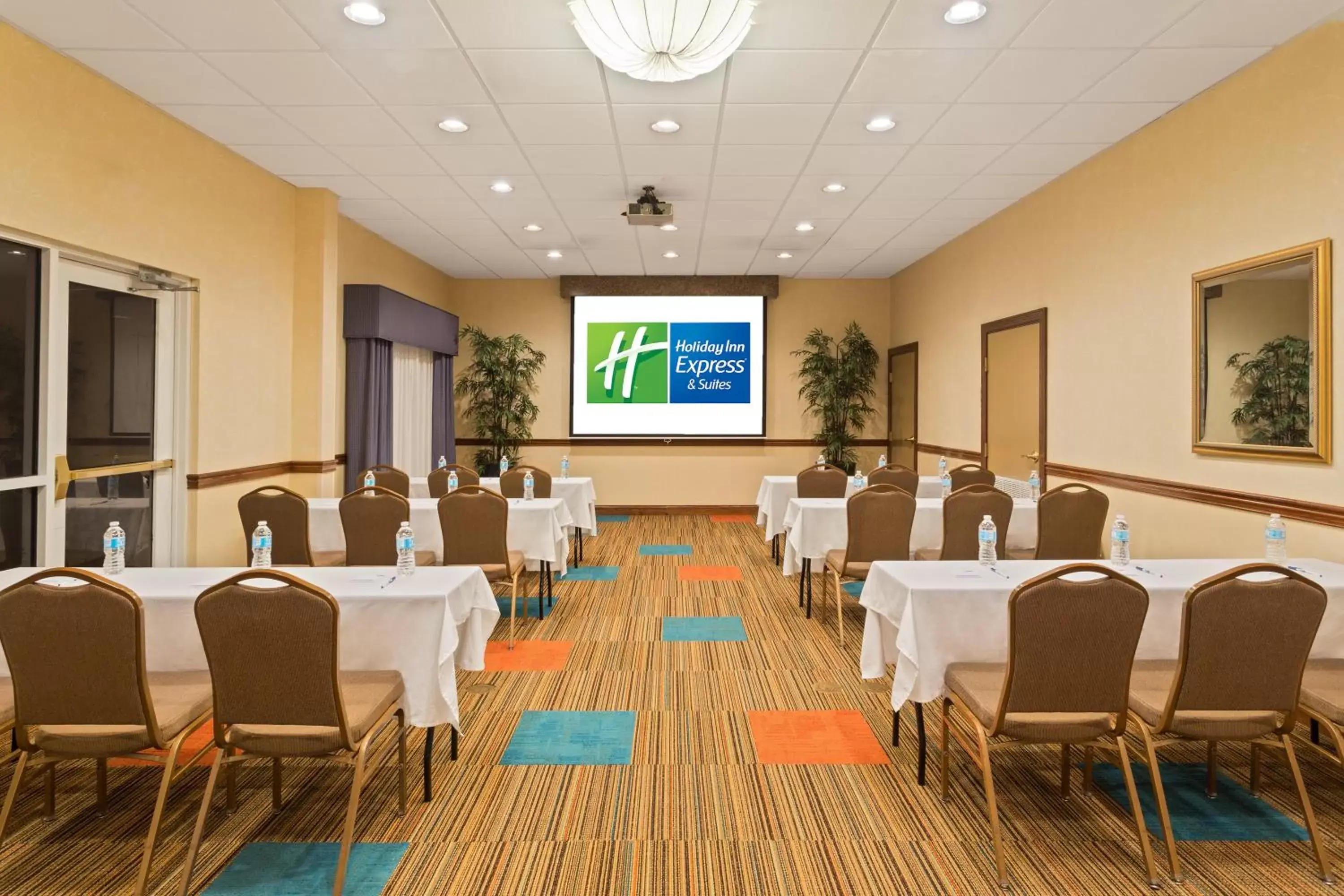Meeting/conference room in Holiday Inn Express & Suites Lakeland North I-4, an IHG Hotel
