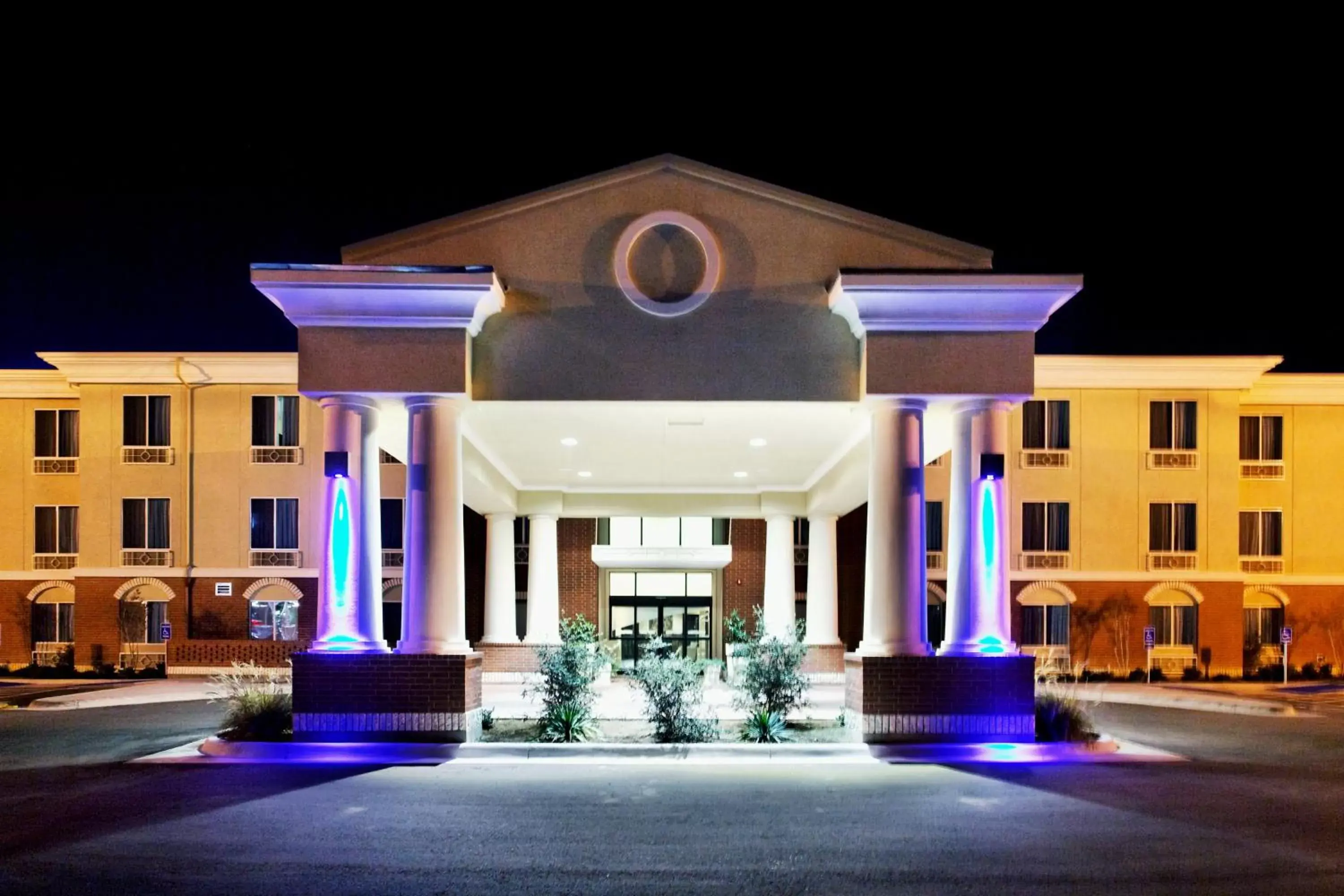 Property building in Holiday Inn Express & Suites Ozona by IHG Property building in Holiday Inn Express & Suites Ozona by IHG