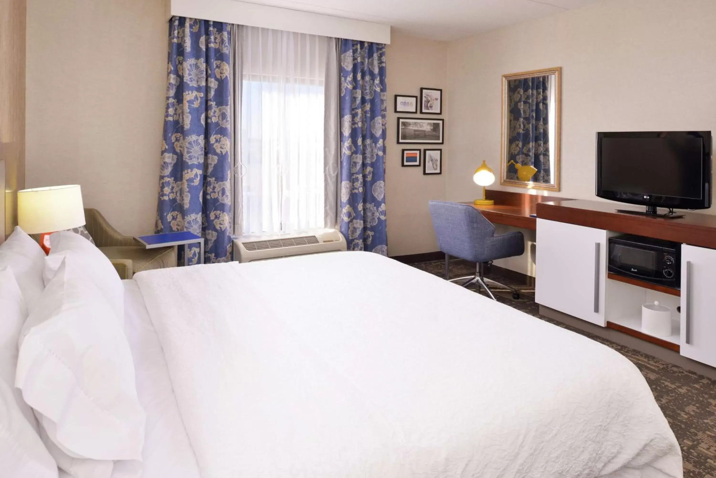 Bedroom, Bed in Hampton Inn & Suites Wilmington