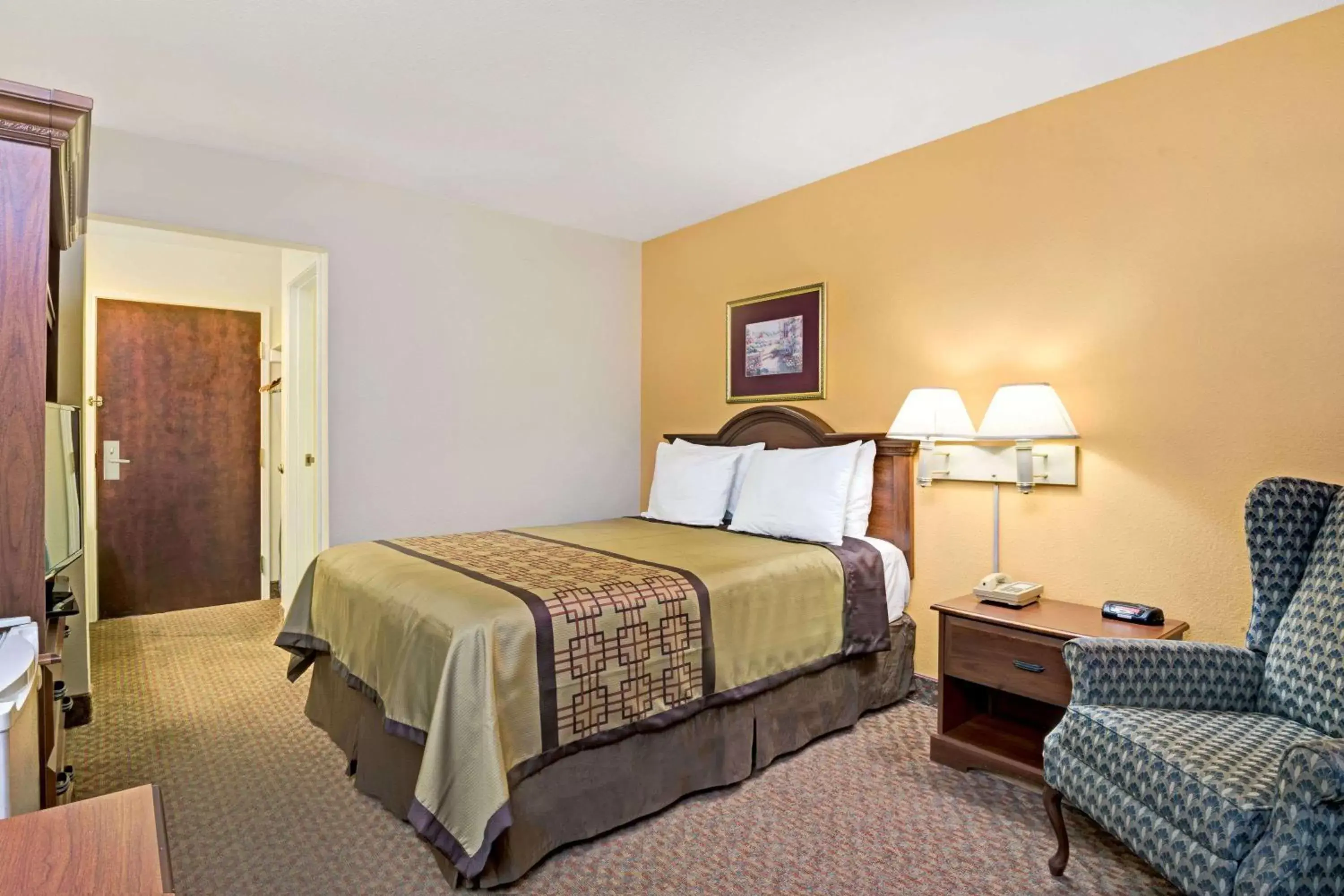 Photo of the whole room, Bed in Days Inn & Suites by Wyndham Siler City