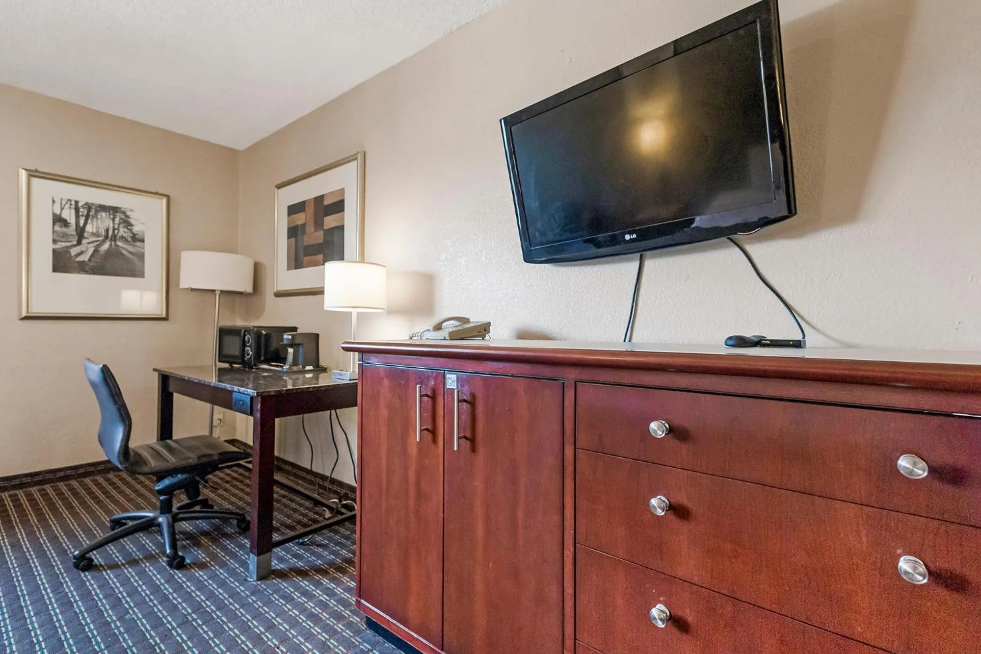 Bedroom in Heritage Inn Express Hayward