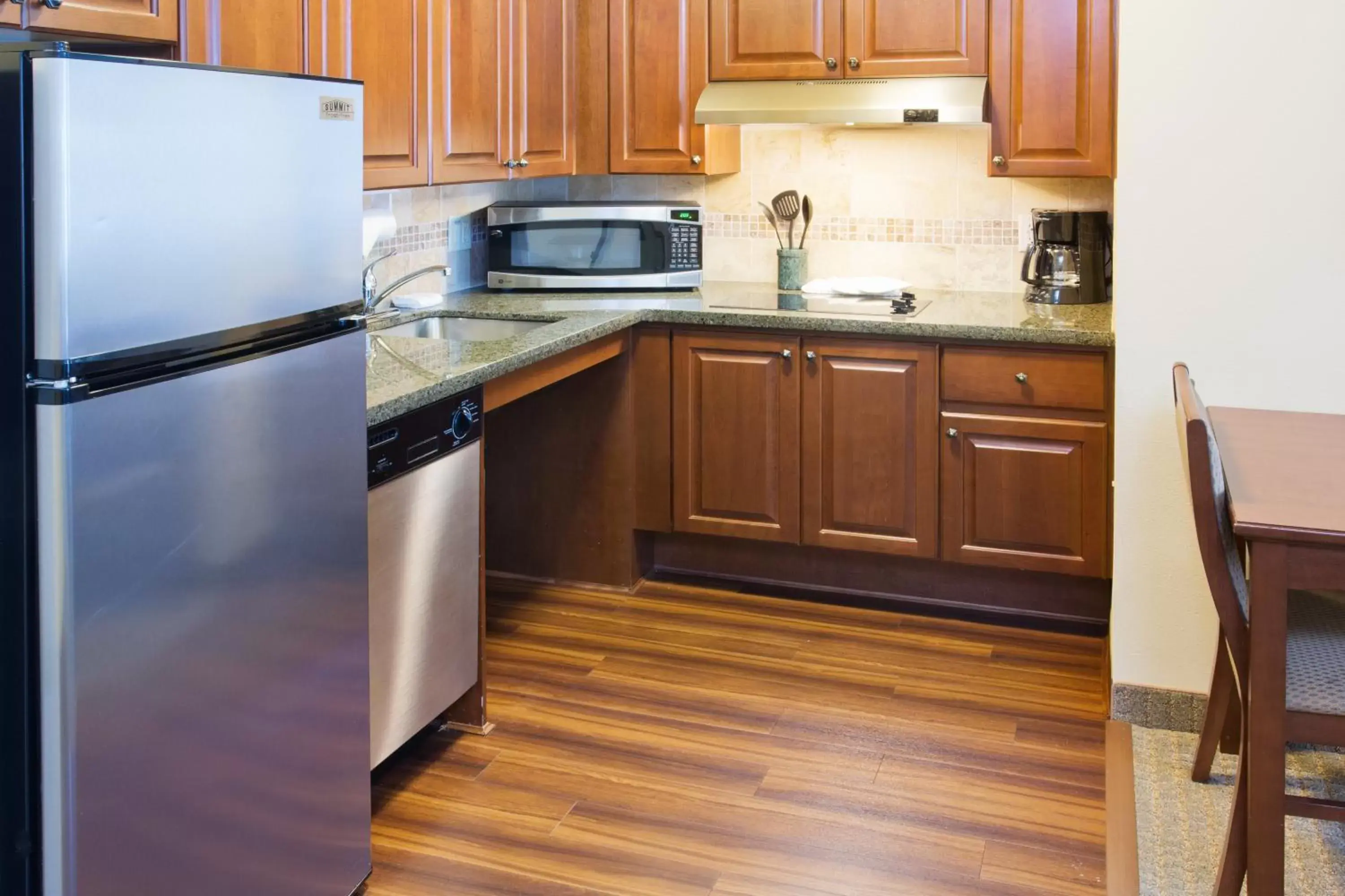 Photo of the whole room, Kitchen/Kitchenette in Staybridge Suites Everett - Paine Field, an IHG Hotel