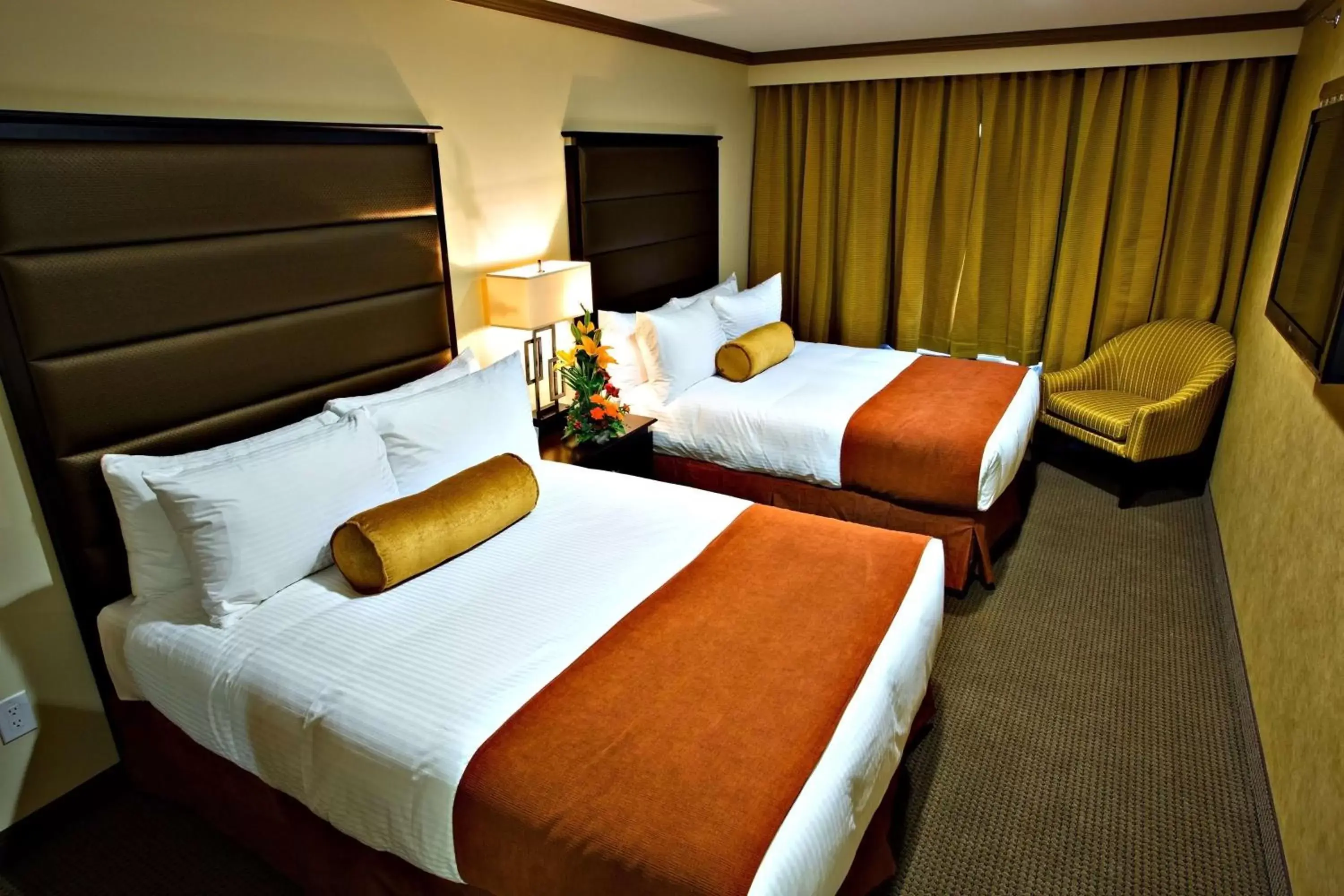 Photo of the whole room, Bed in Camrose Resort Casino