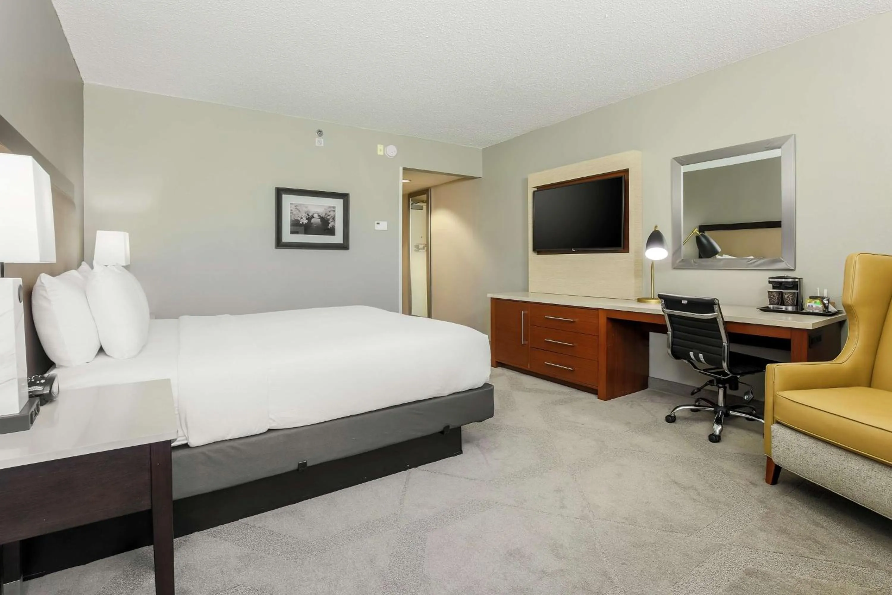 Bed in DoubleTree by Hilton Austin-University Area