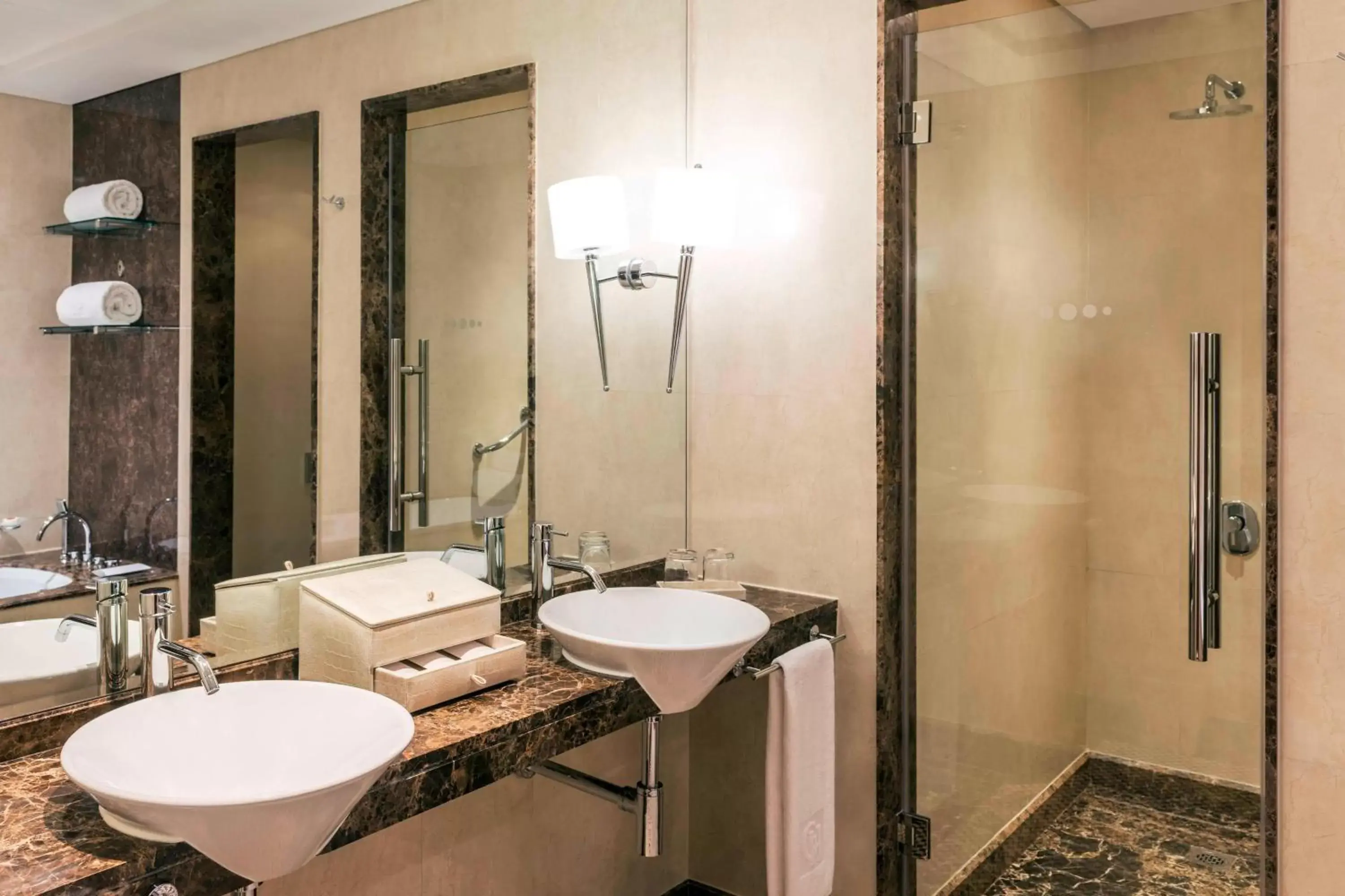 Bathroom in Grosvenor House, a Luxury Collection Hotel, Dubai