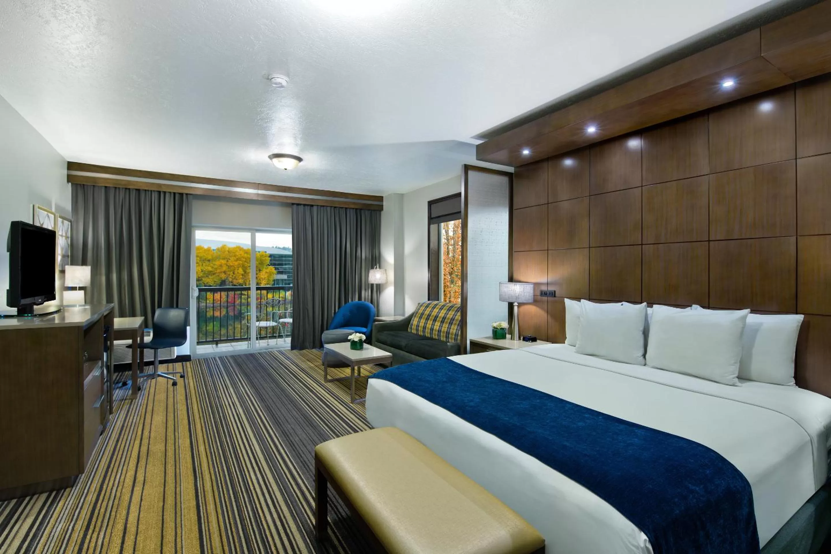 TV and multimedia, Bed in Oxford Suites Spokane Downtown