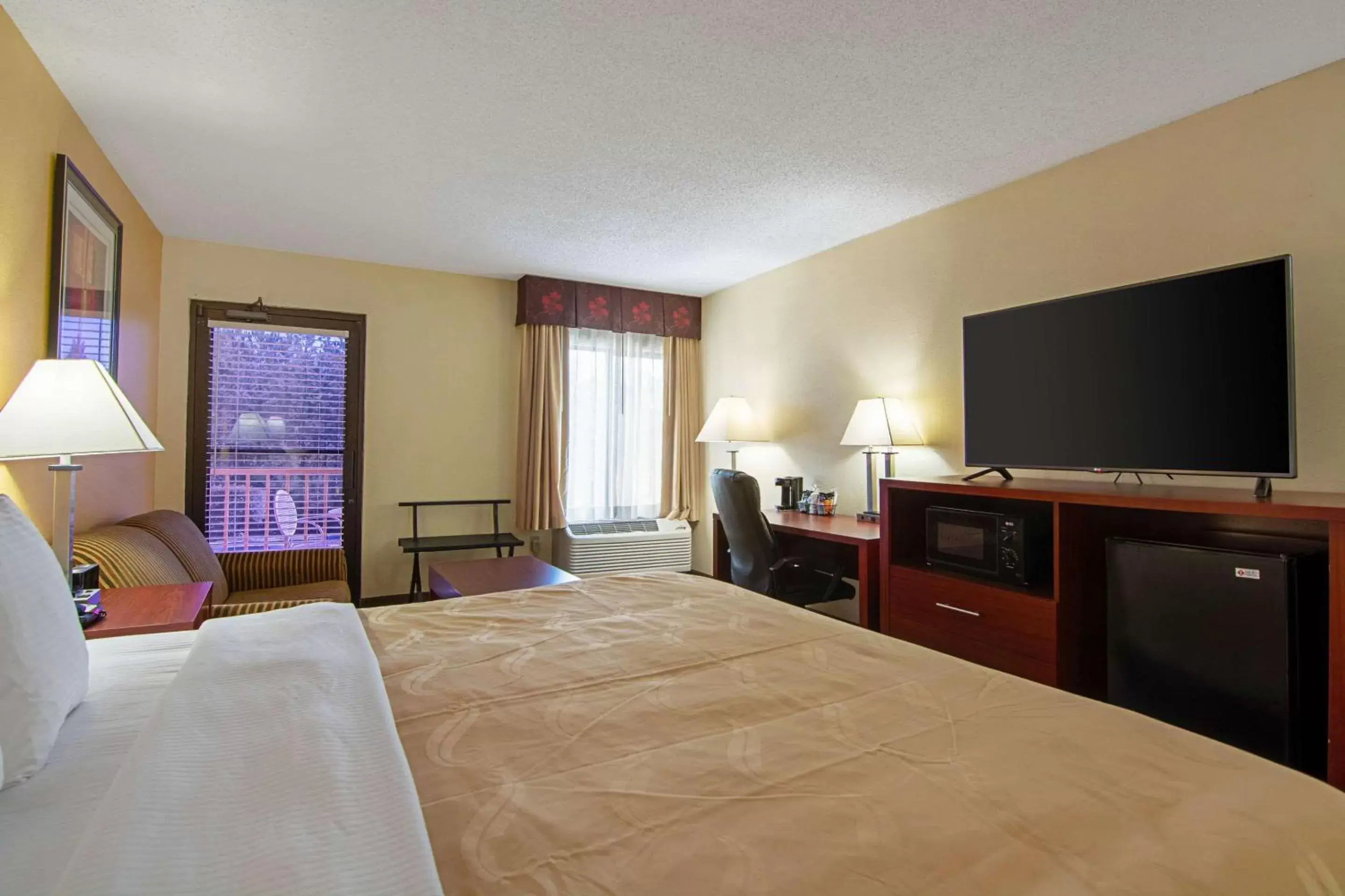 Photo of the whole room, TV/Entertainment Center in Quality Inn Richburg