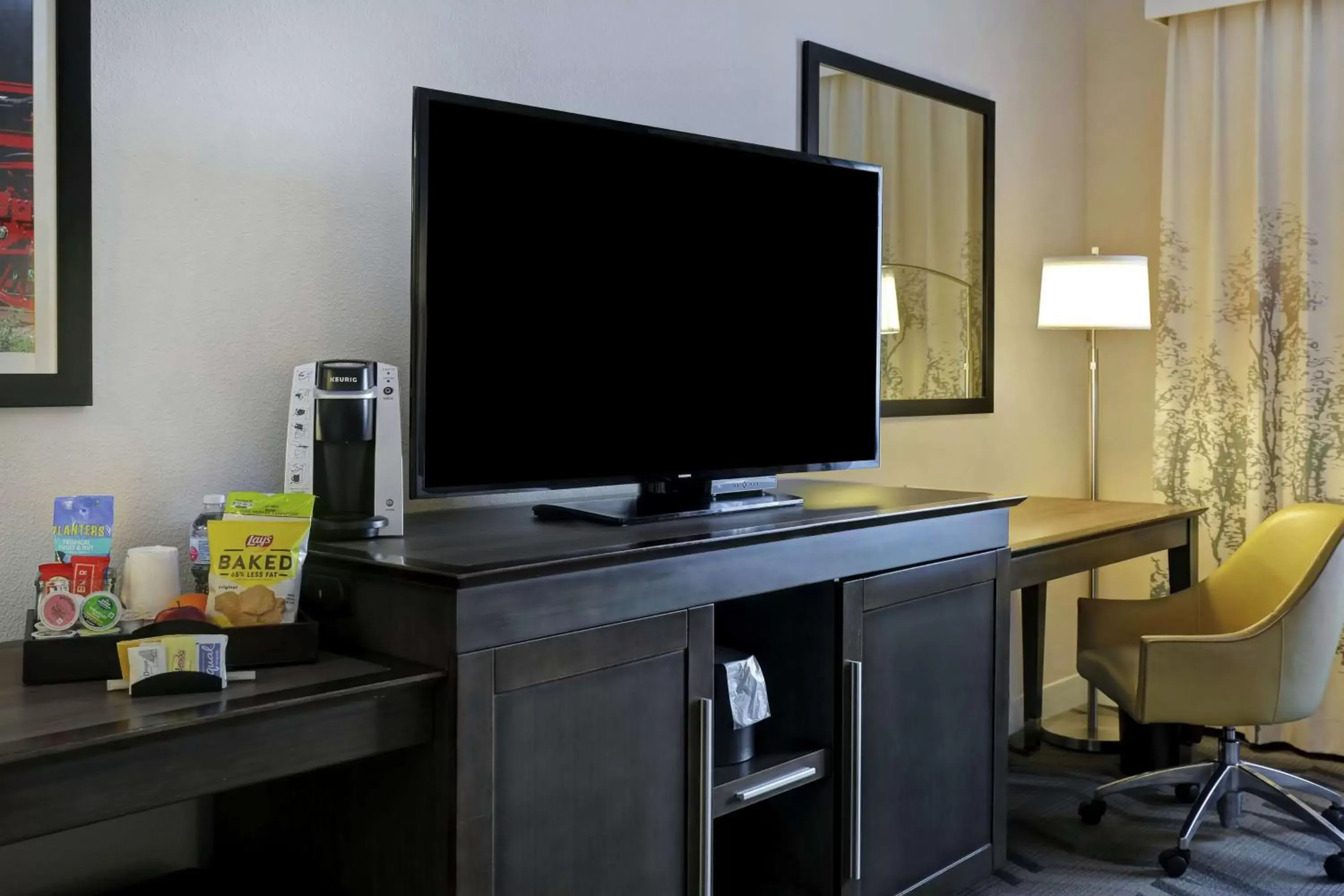 Bedroom, TV/Entertainment Center in Hampton Inn by Hilton Turlock