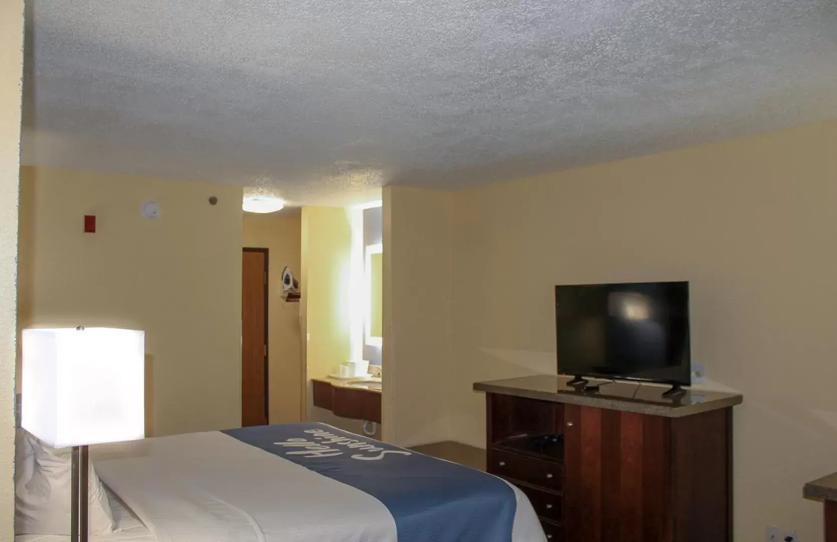 Photo of the whole room, TV/Entertainment Center in Days Inn by Wyndham Batavia Ohio