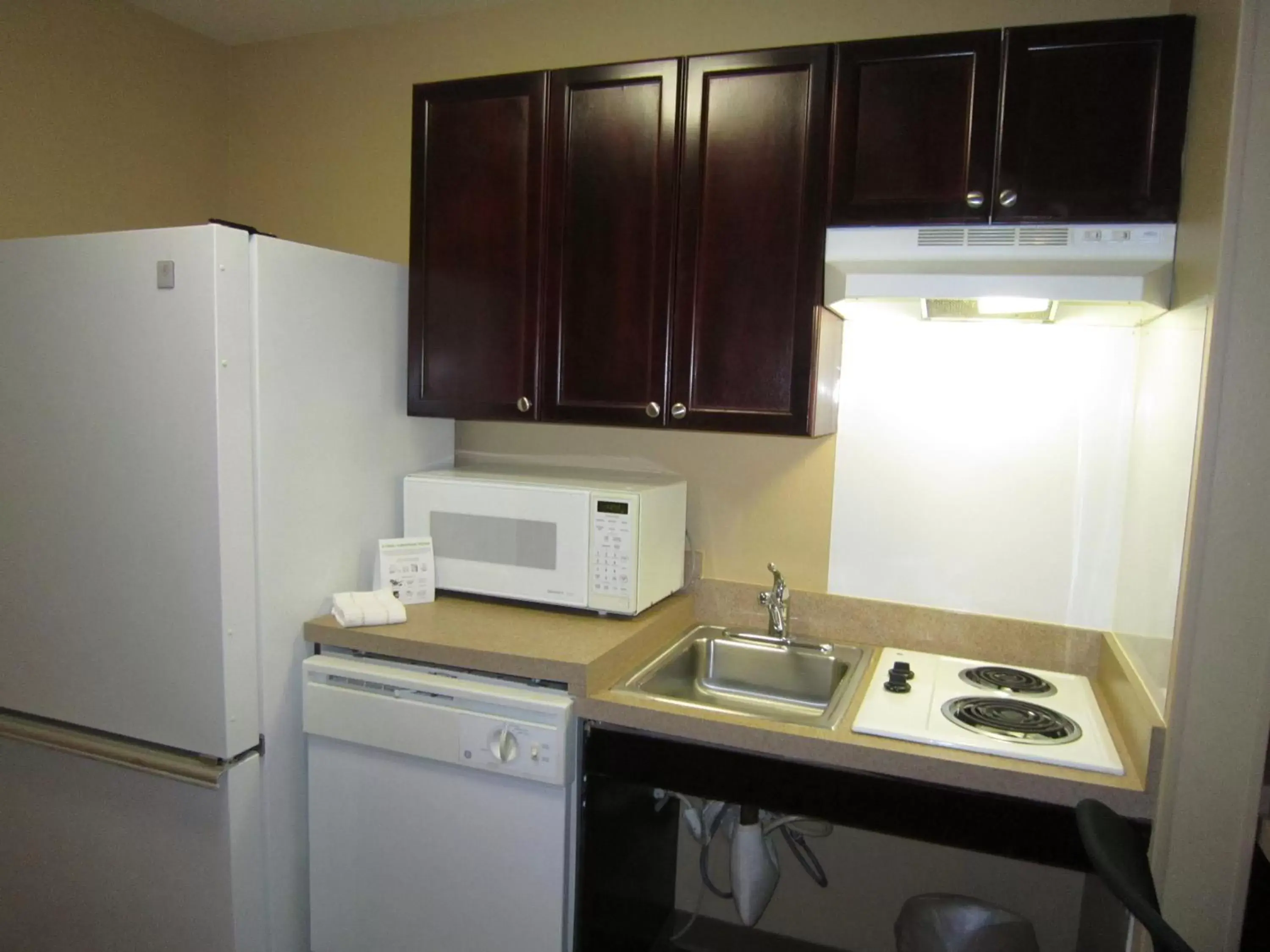 Kitchen or kitchenette, TV/Entertainment Center in Extended Stay America Suites - Detroit - Auburn Hills - Featherstone Rd