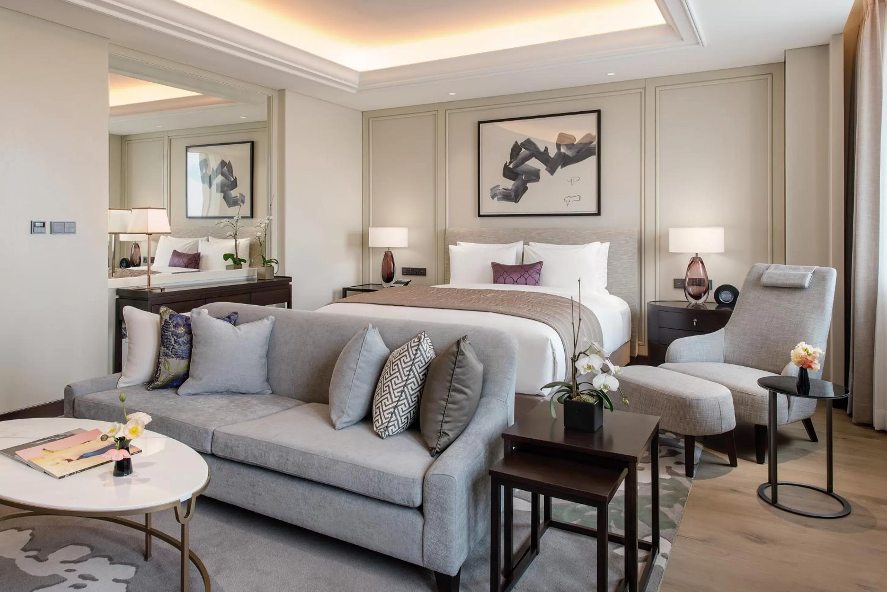 Photo of the whole room, Bed in Paradise City