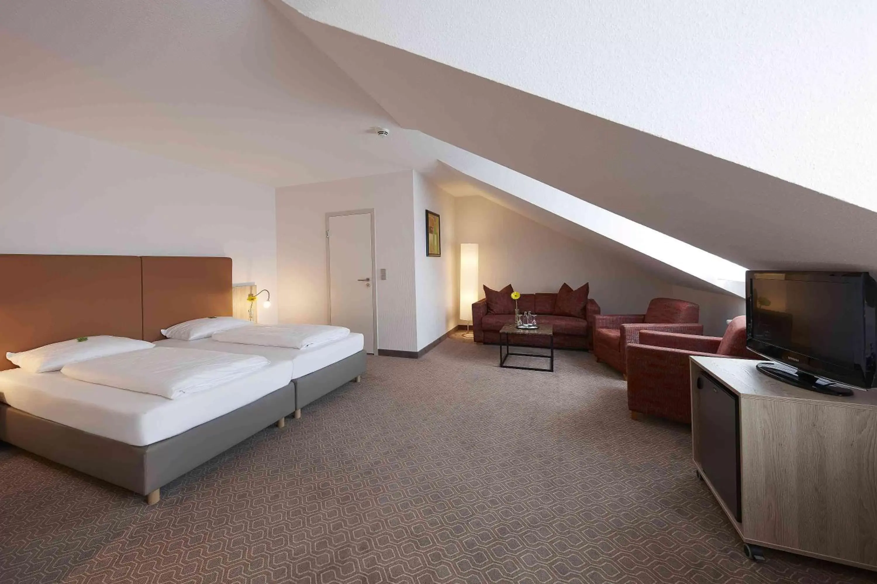 Bedroom, TV/Entertainment Center in GHOTEL hotel & living Kiel