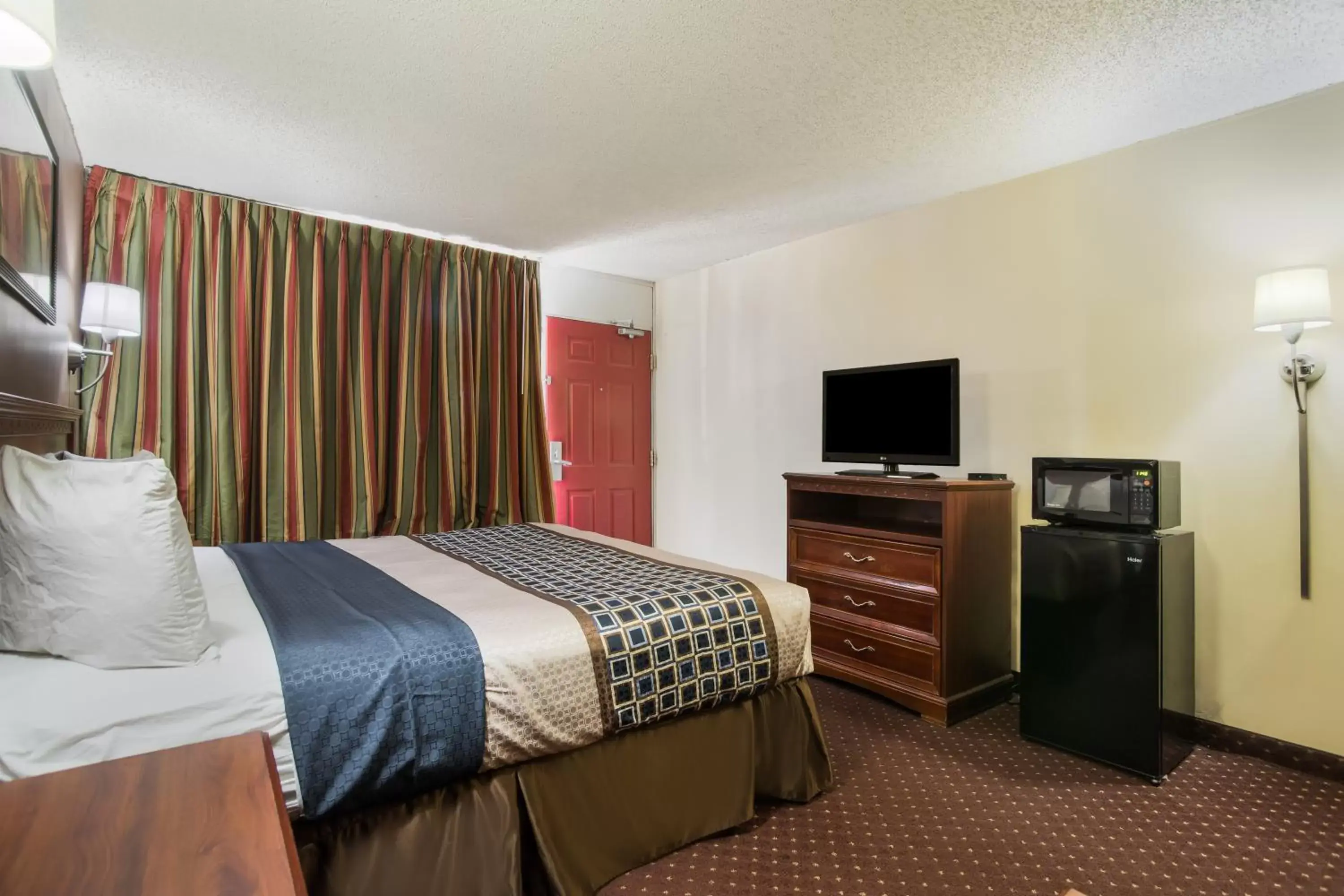 Bedroom, Bed in Americas Best Value Inn Tulsa I-44