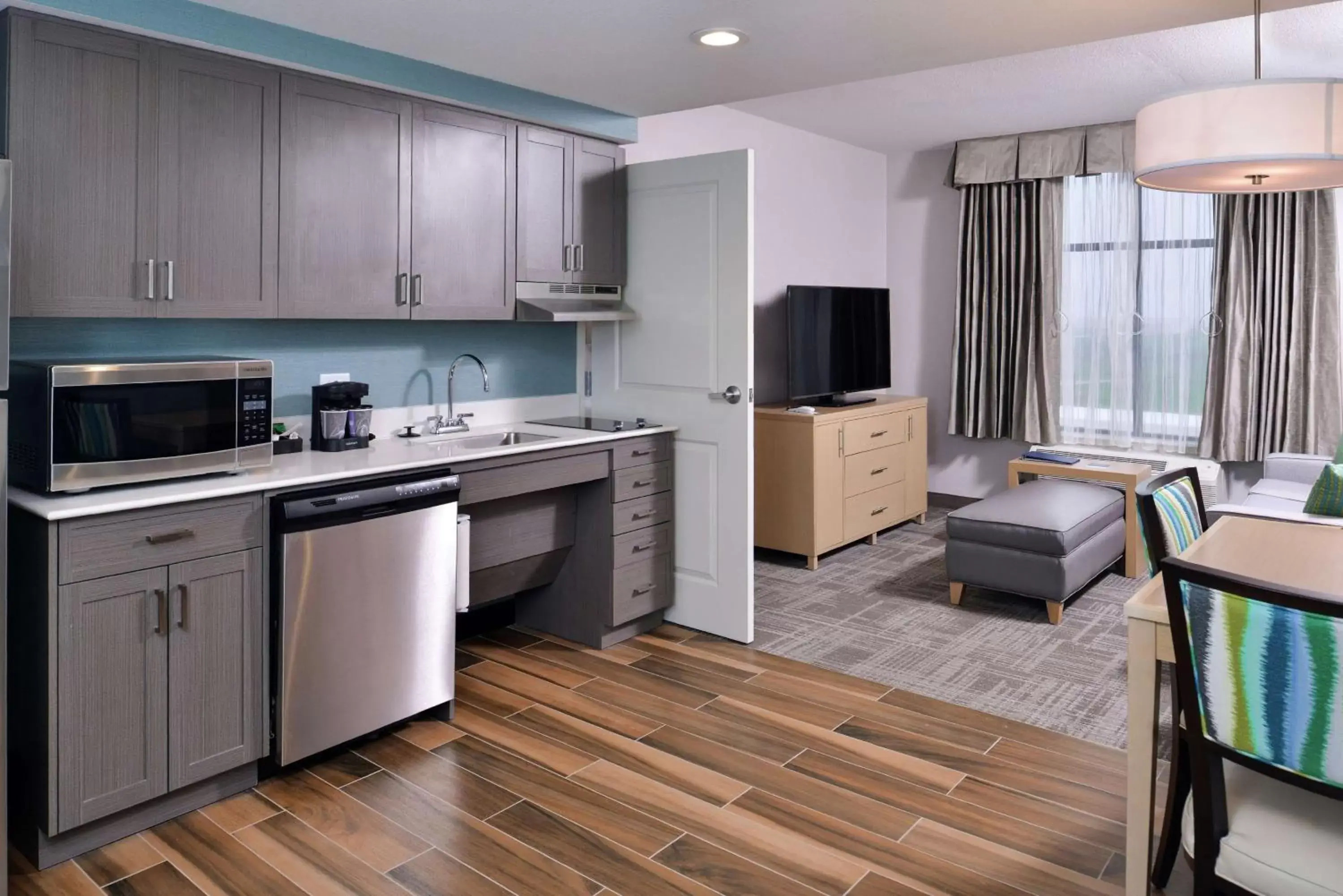 Bedroom, Kitchen/Kitchenette in Homewood Suites By Hilton Des Moines Airport