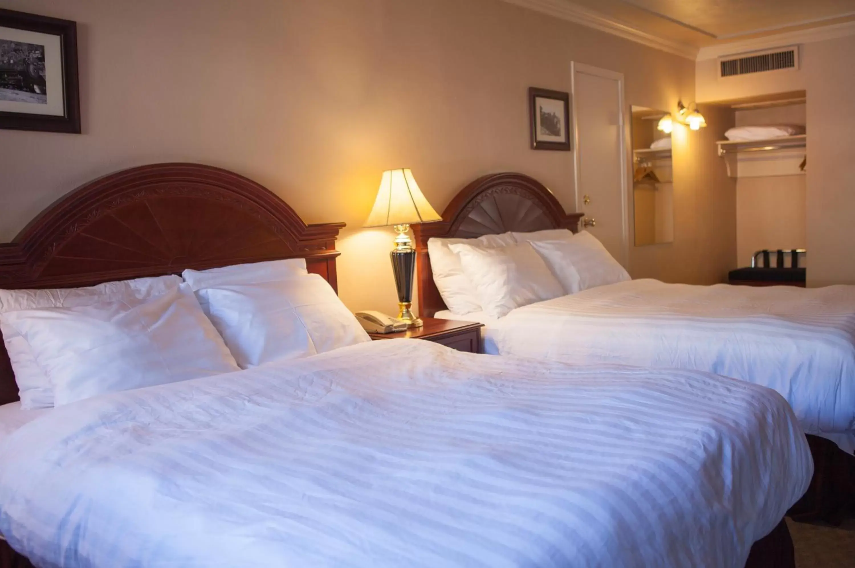 Bathroom, Bed in Revelstoke Lodge