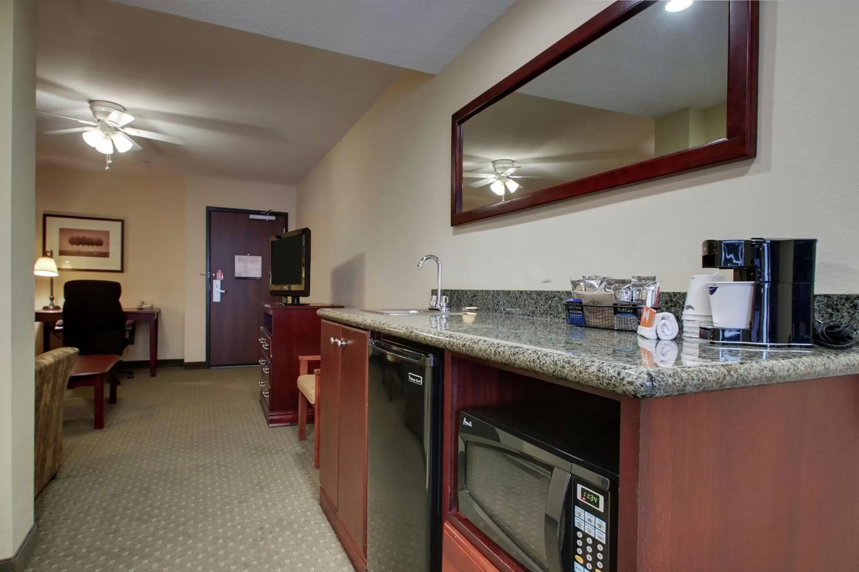 Bedroom, Kitchen/Kitchenette in Hampton Inn & Suites Denver Littleton