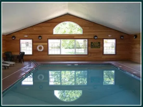 Swimming Pool in New England Inn & Lodge