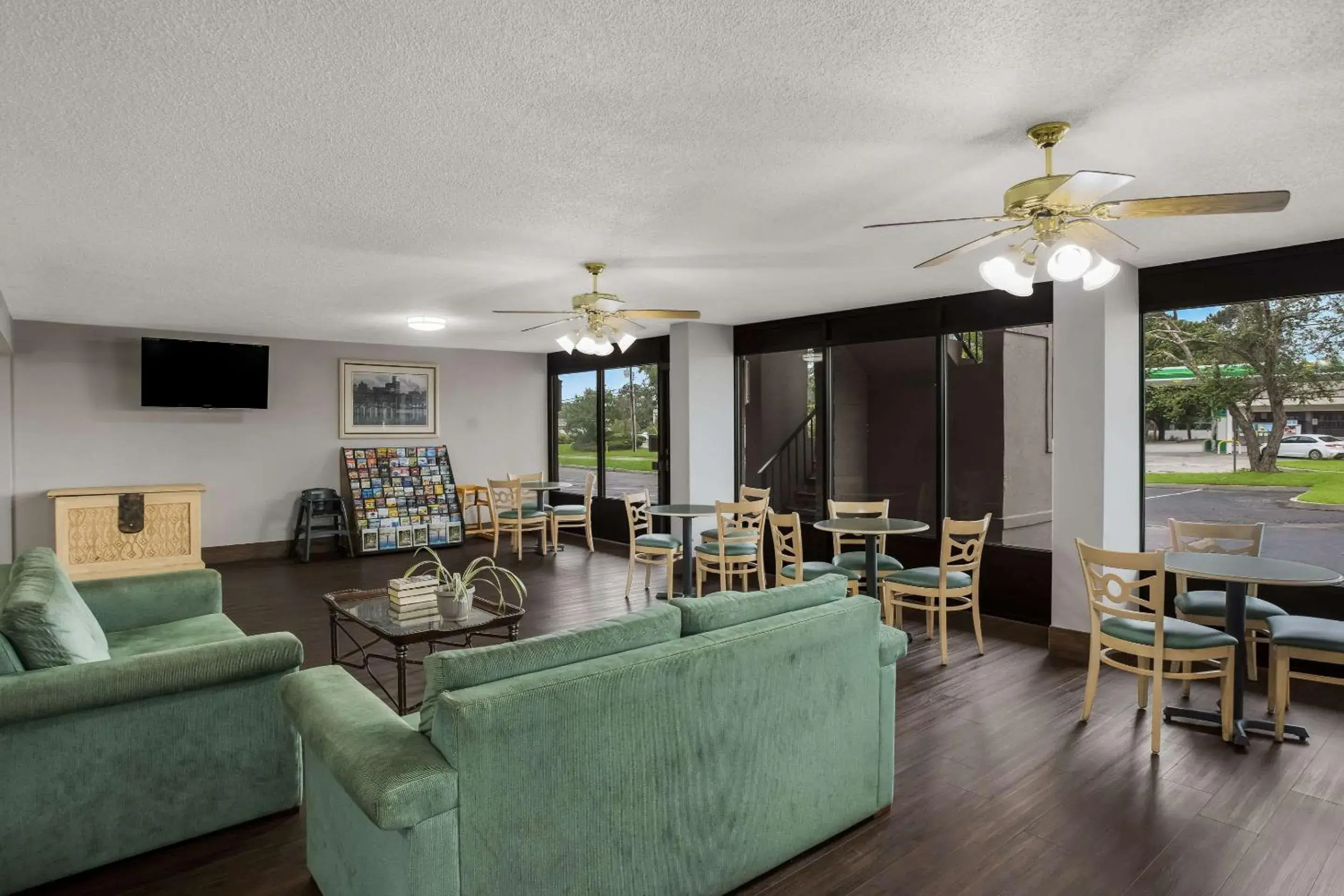 Lobby or reception, Seating Area in Econo Lodge