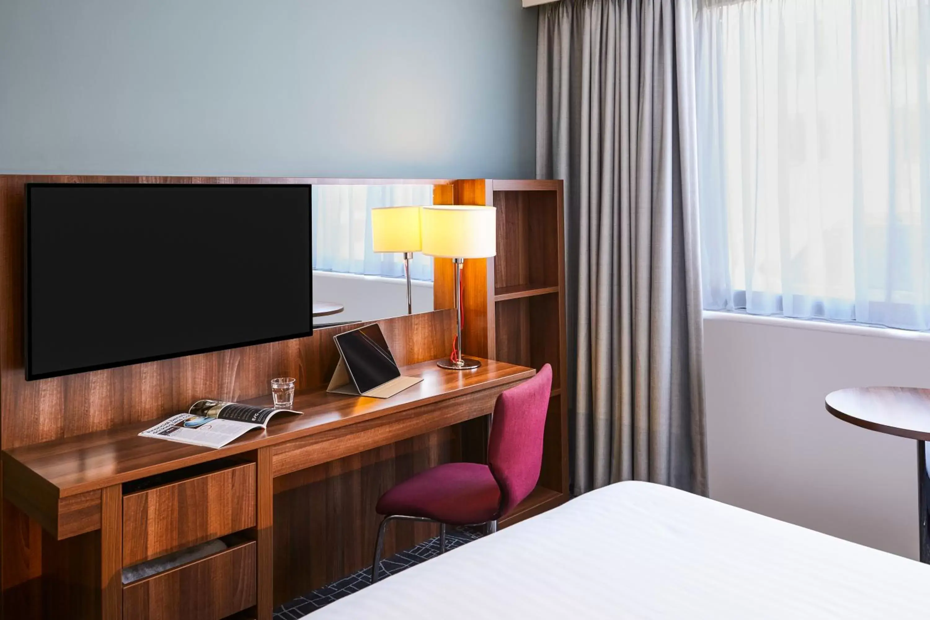 Bedroom, TV/Entertainment Center in Mercure Telford Centre Hotel