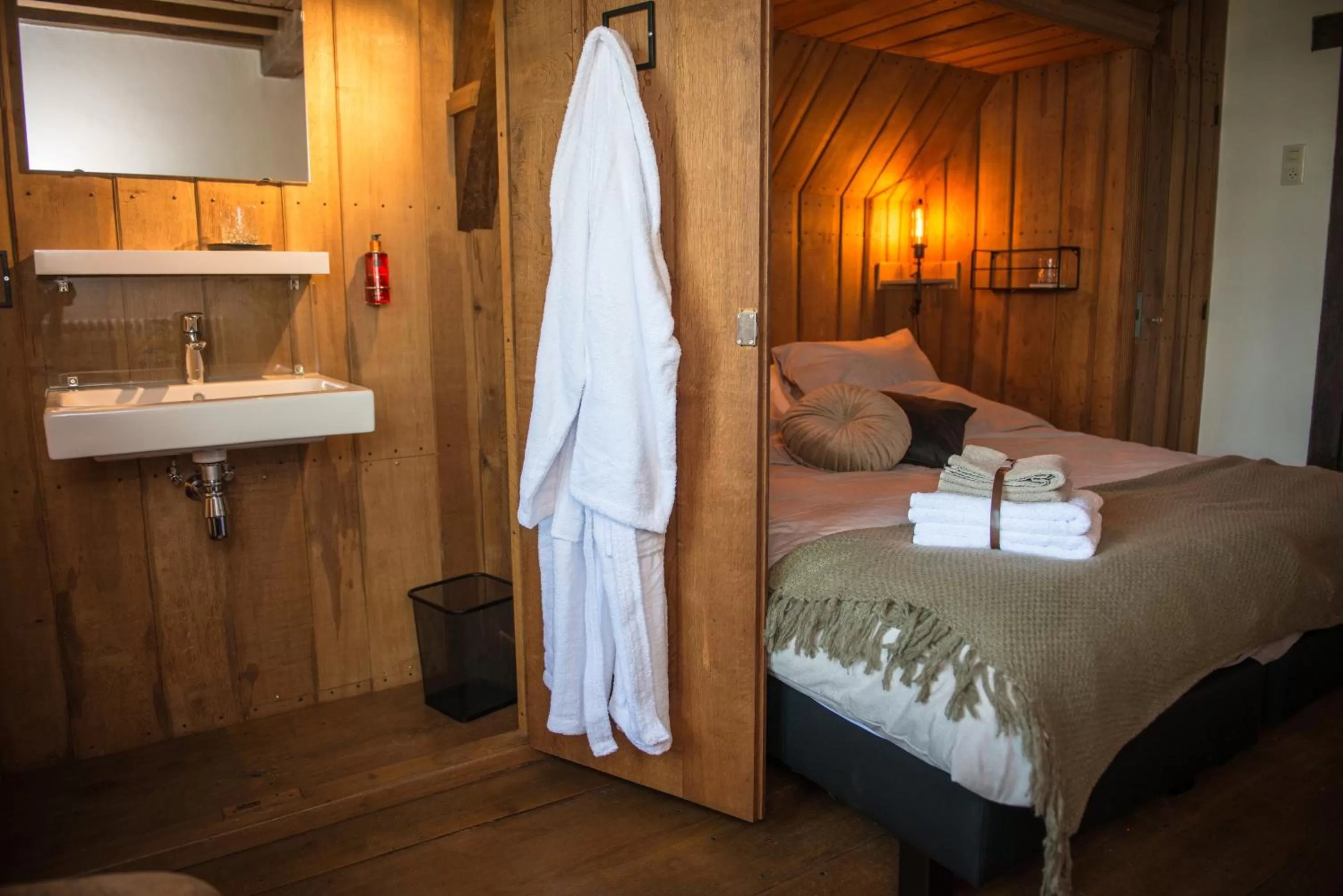 Bedroom, Bed in B&B kasteel Ammersoyen