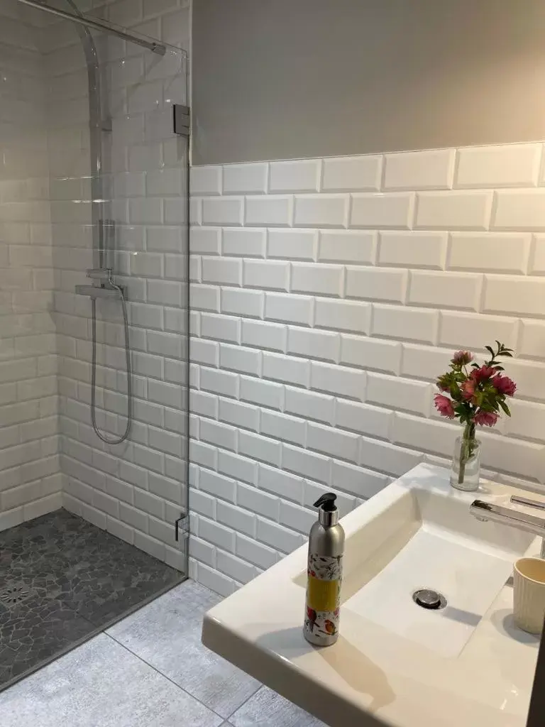 Shower, Bathroom in Le Comptoir du Voyageur
