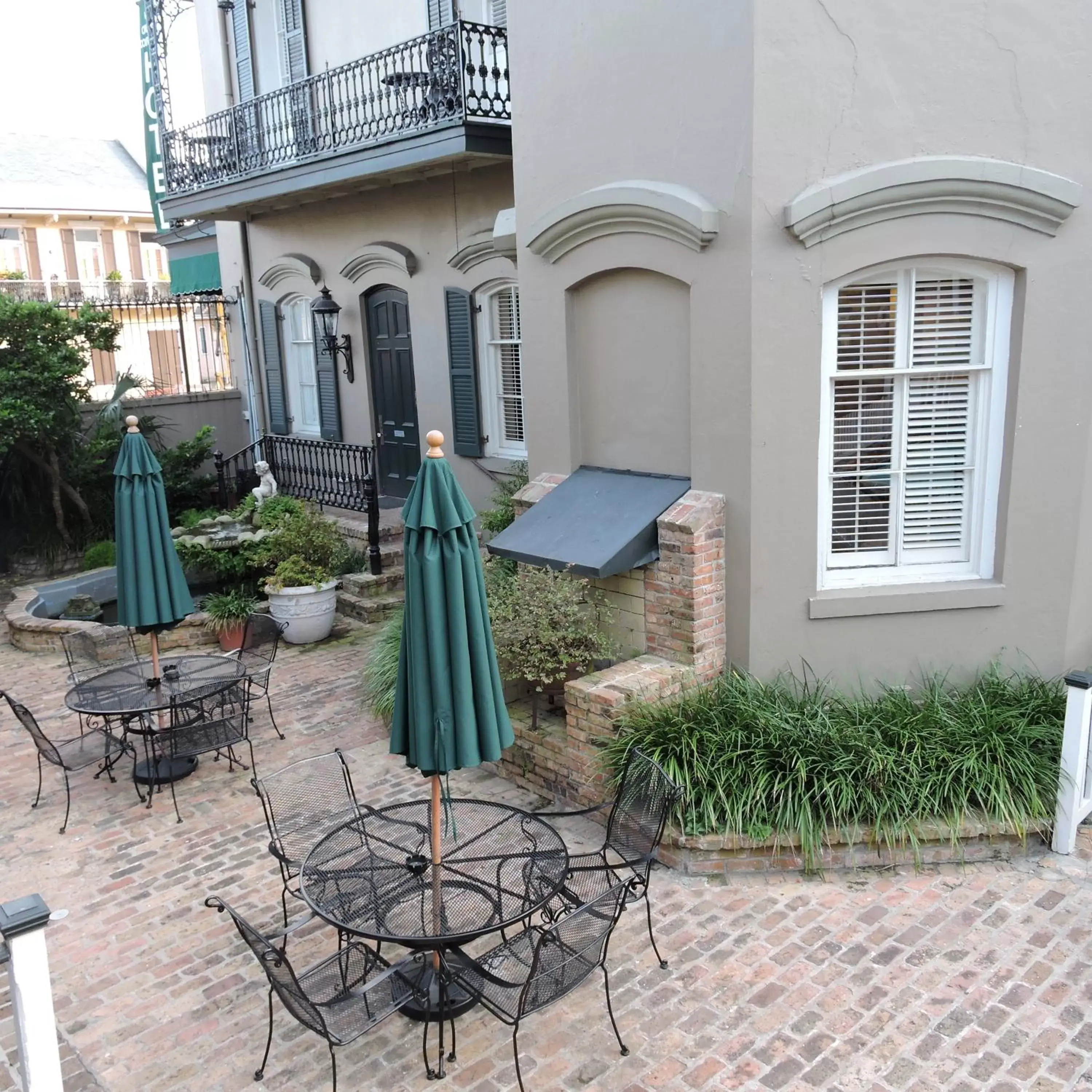 Patio in French Quarter Courtyard Hotel and Suites