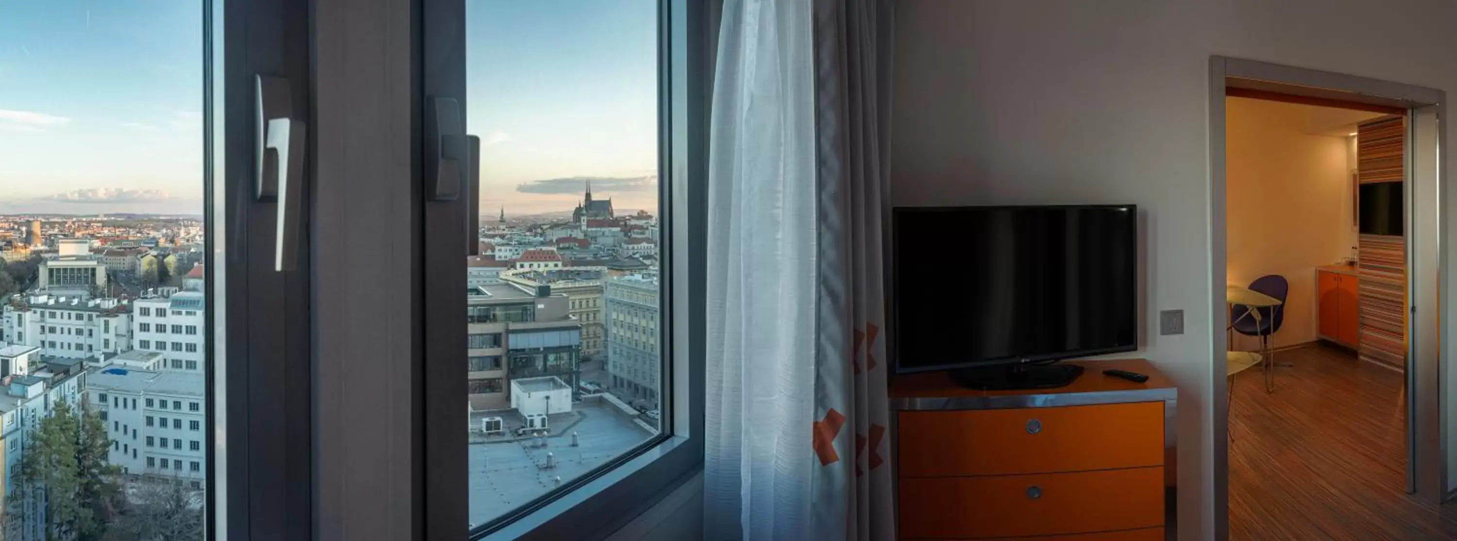 City view, TV/Entertainment Center in Hotel Continental