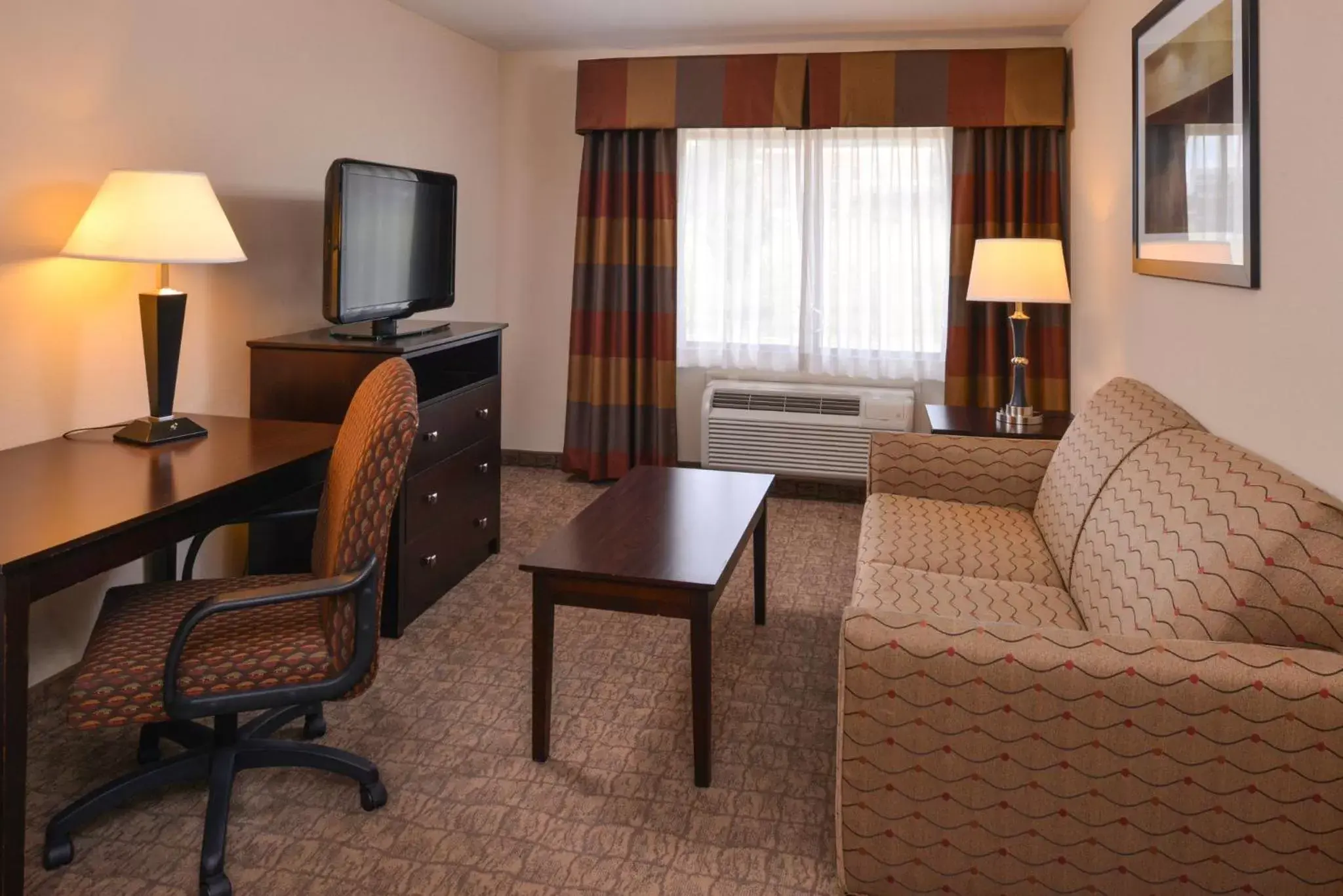 Photo of the whole room, Seating Area in Holiday Inn Express & Suites Bridgeport, an IHG Hotel