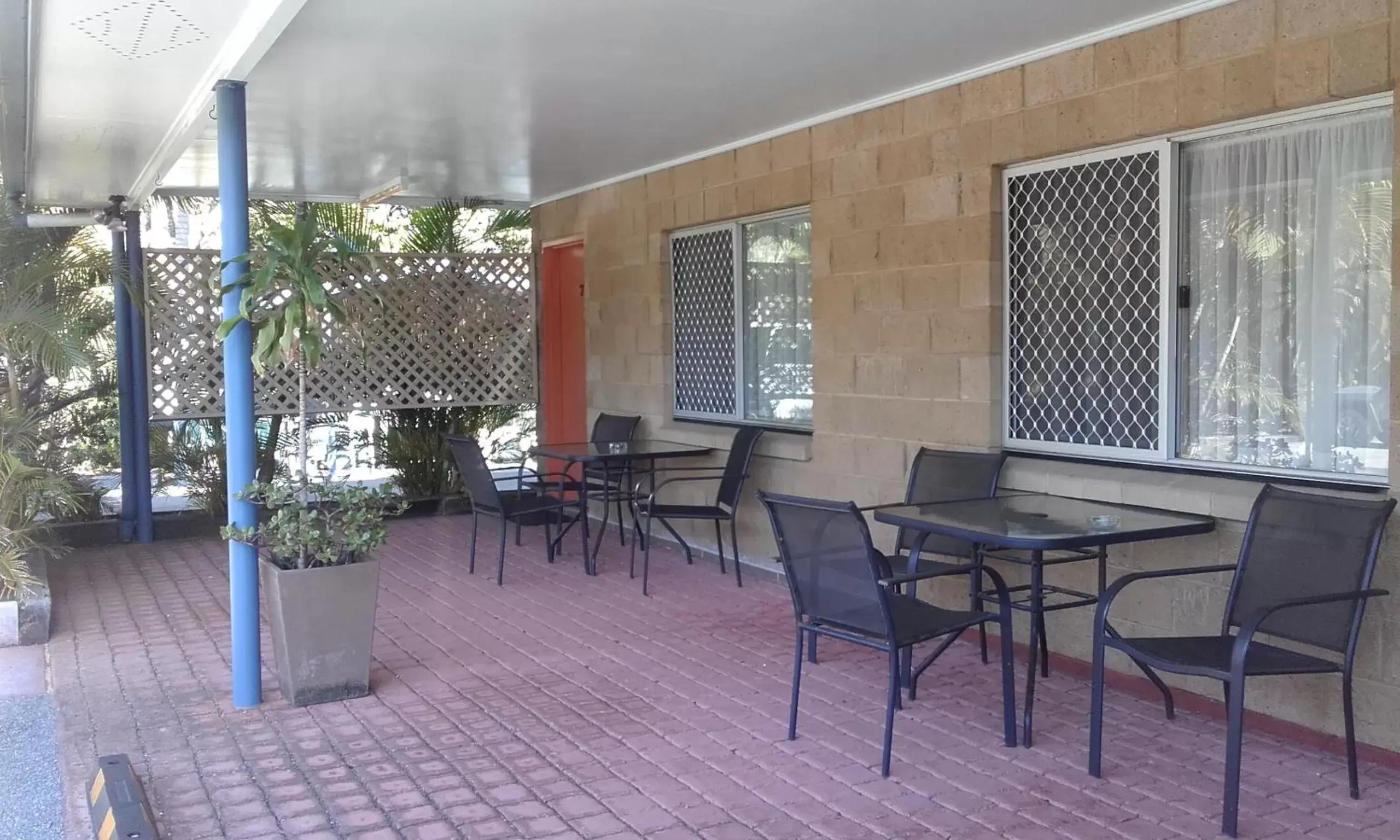 Patio, Restaurant/Places to Eat in Mango Tree Motel