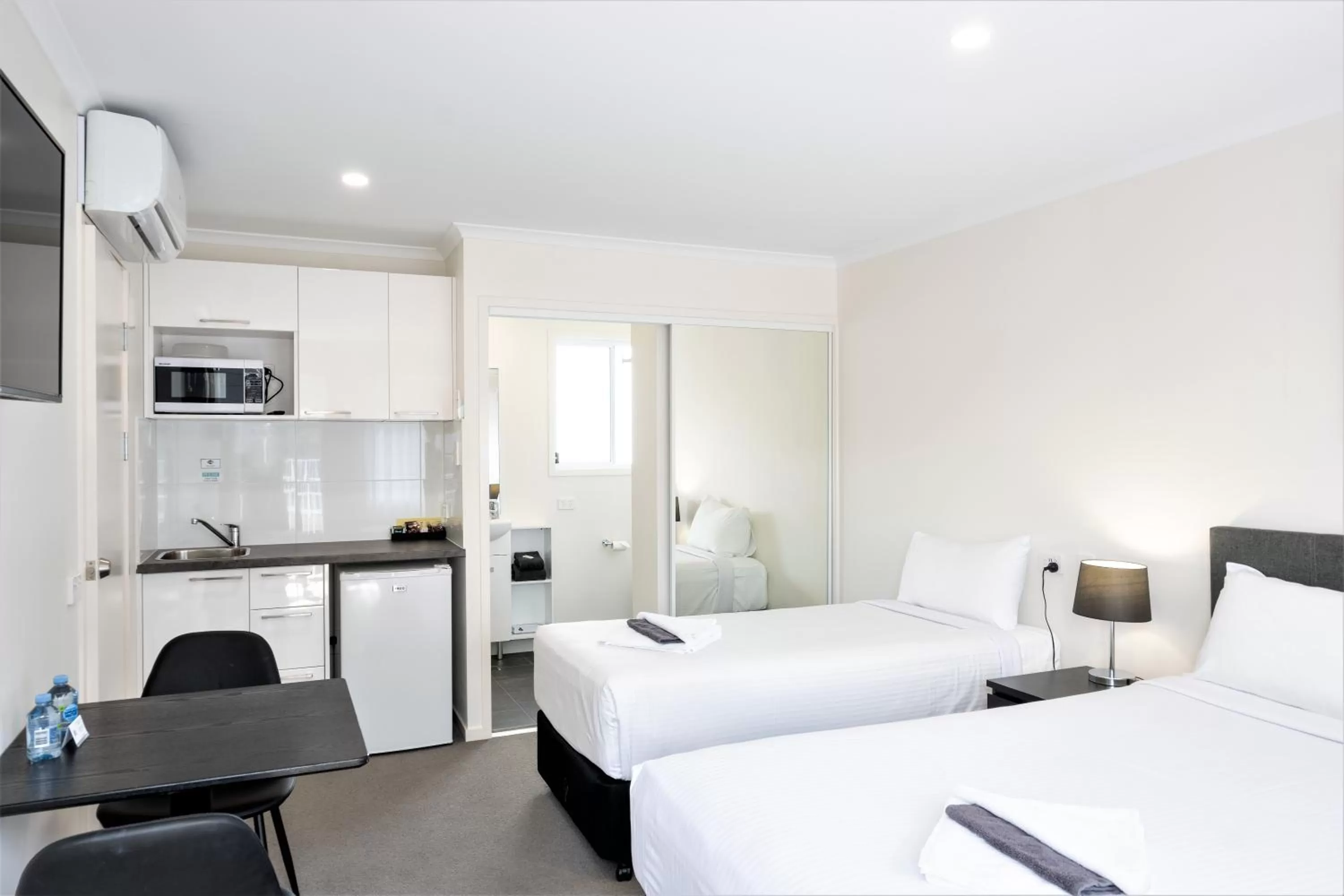 Photo of the whole room, Bed in Petrie Mill Motel