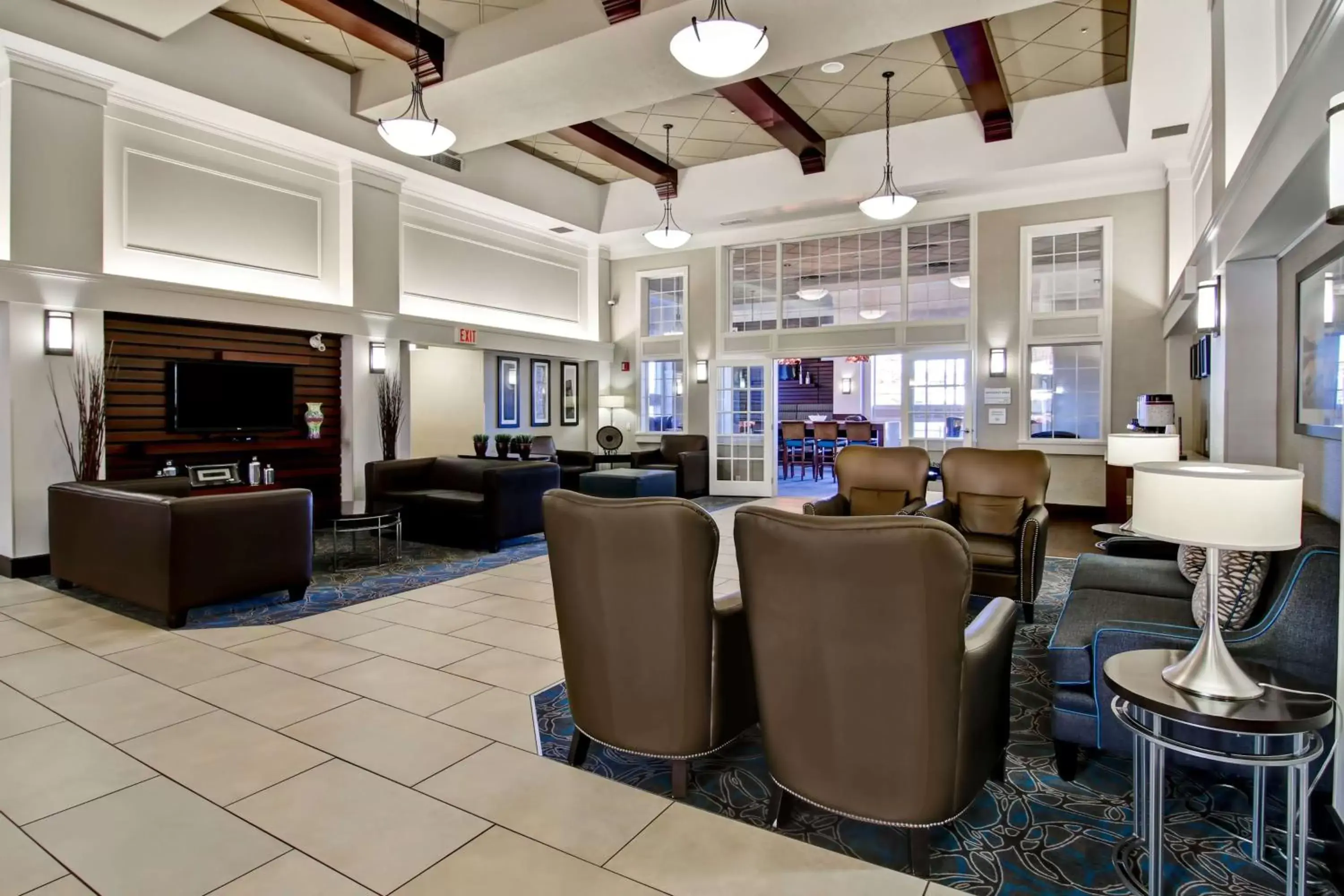 Lobby or reception, Lounge/Bar in Hampton Inn & Suites by Hilton Calgary-Airport