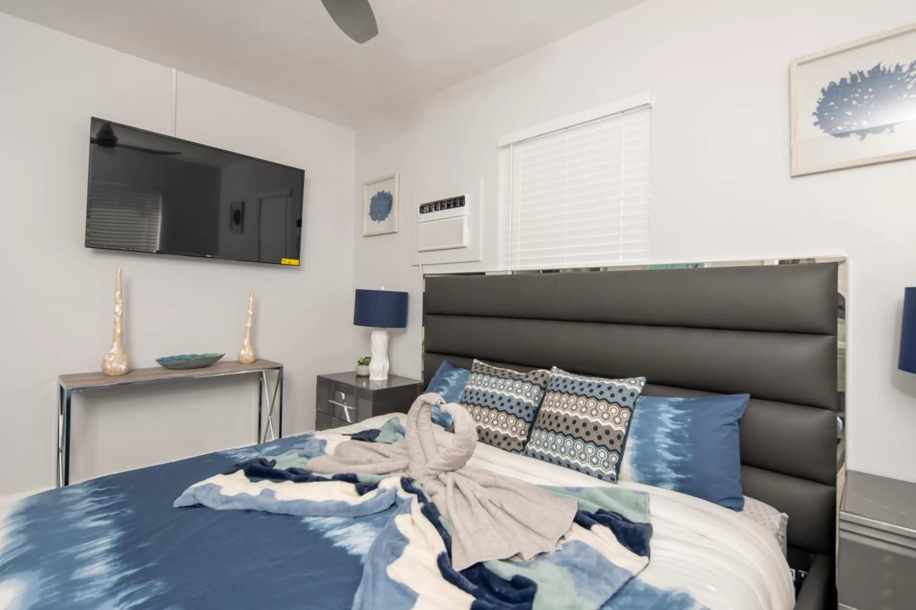 Bedroom, Bed in The Surf Hollywood Beach