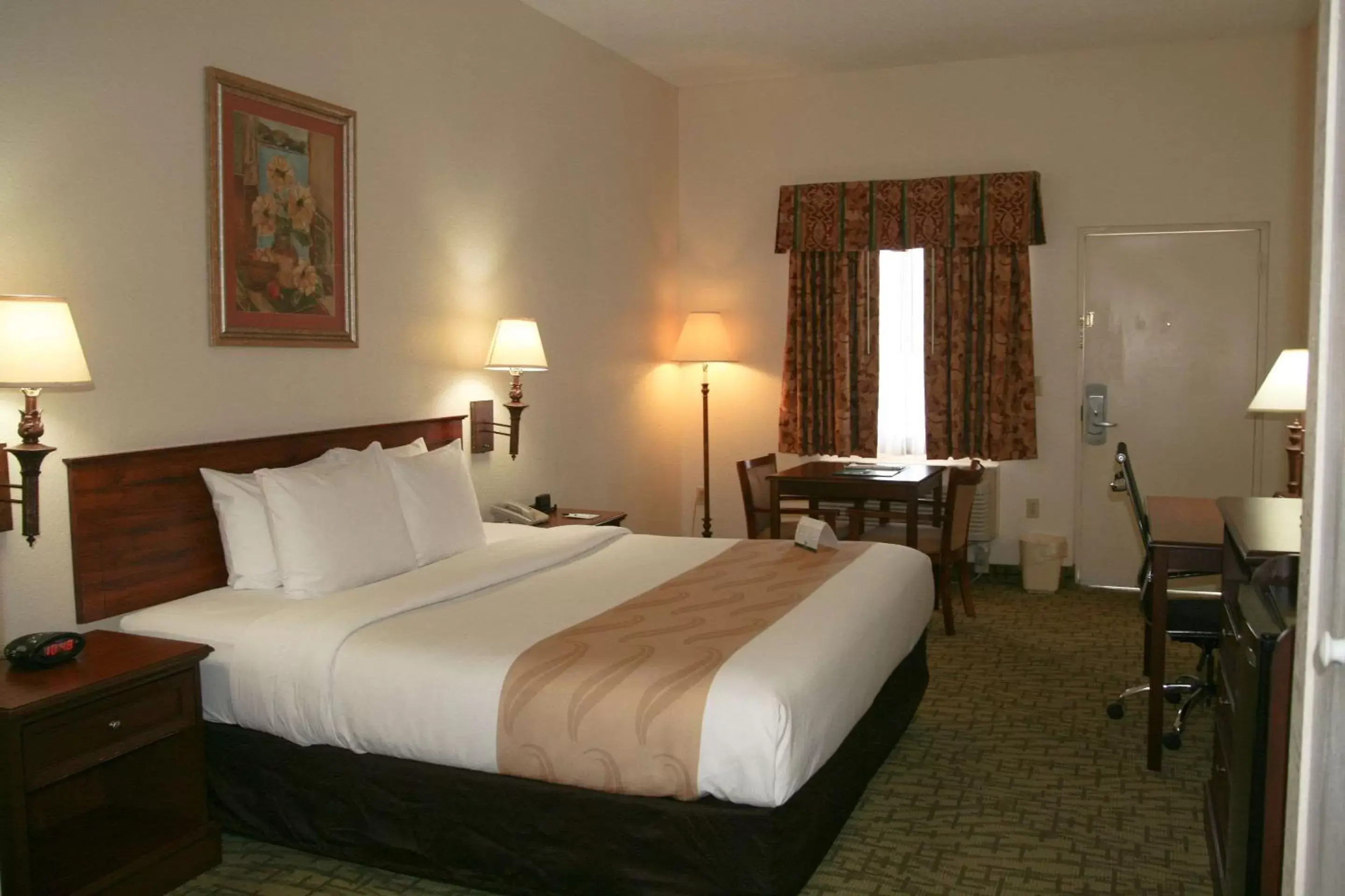 Photo of the whole room, Bed in Quality Inn - Weeki Wachee