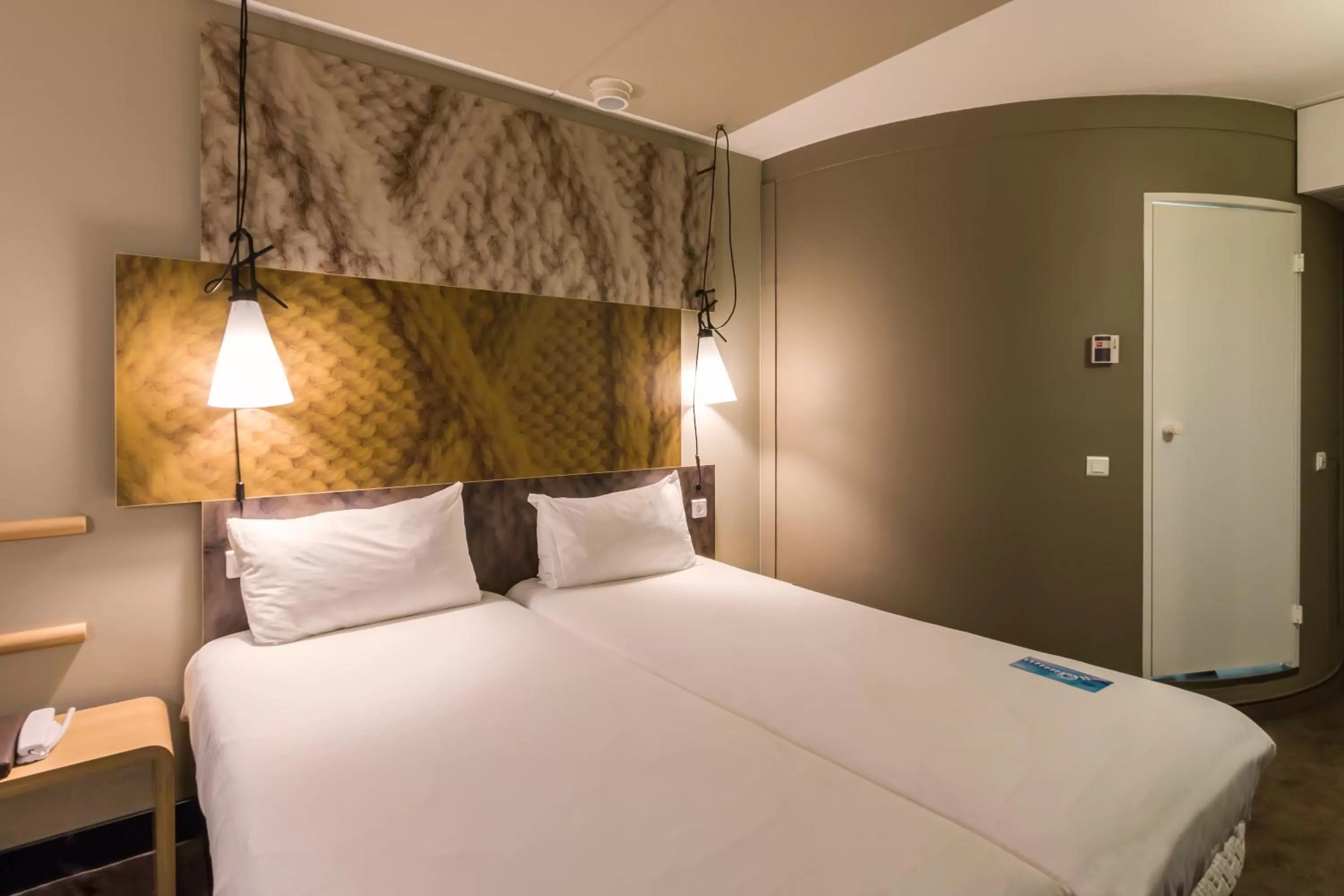 Bed in ibis Amsterdam City West