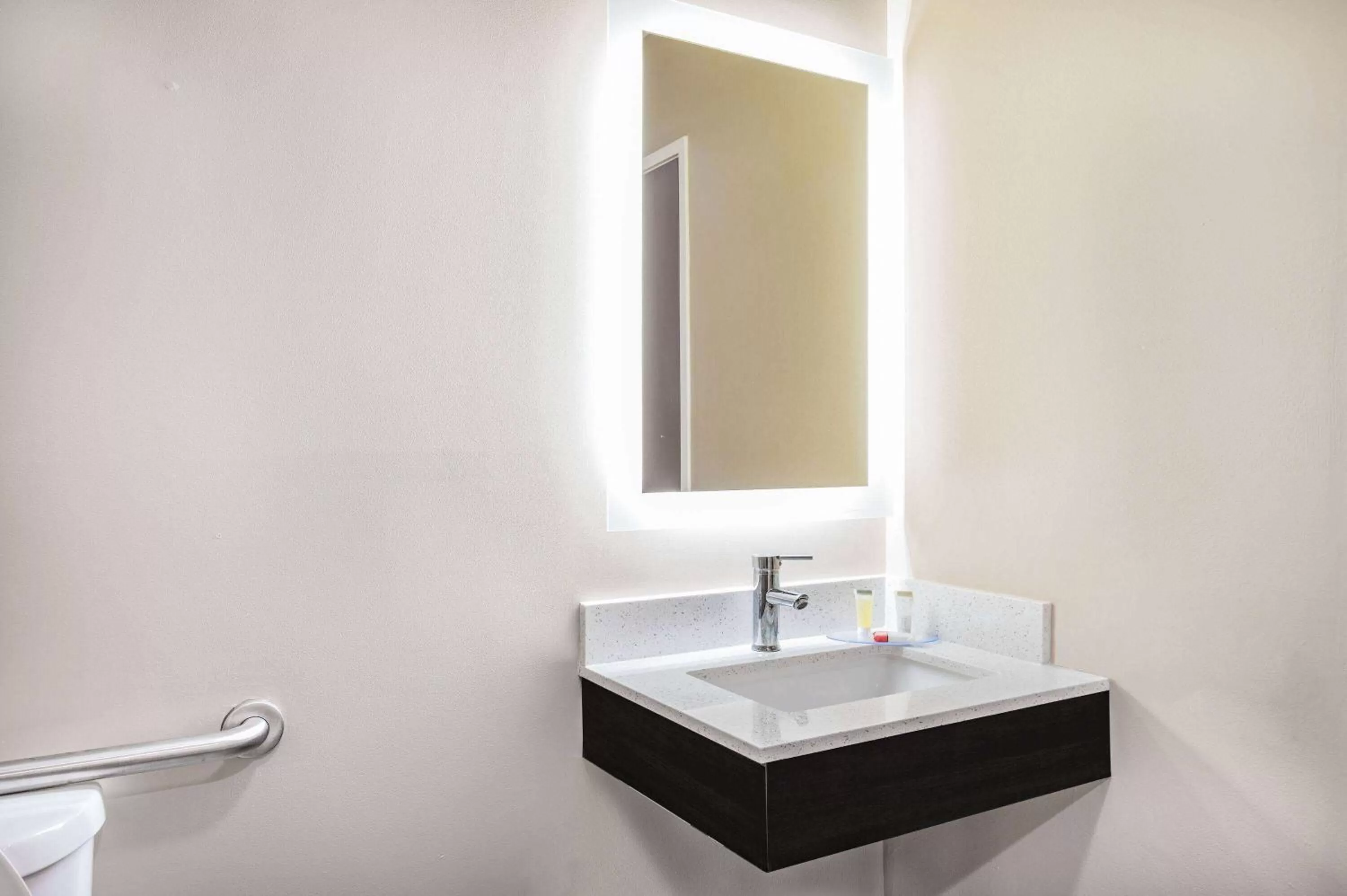 TV and multimedia in Super 8 by Wyndham Joliet