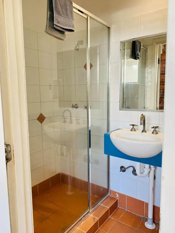 Shower, Bathroom in Summer House Backpackers Brisbane