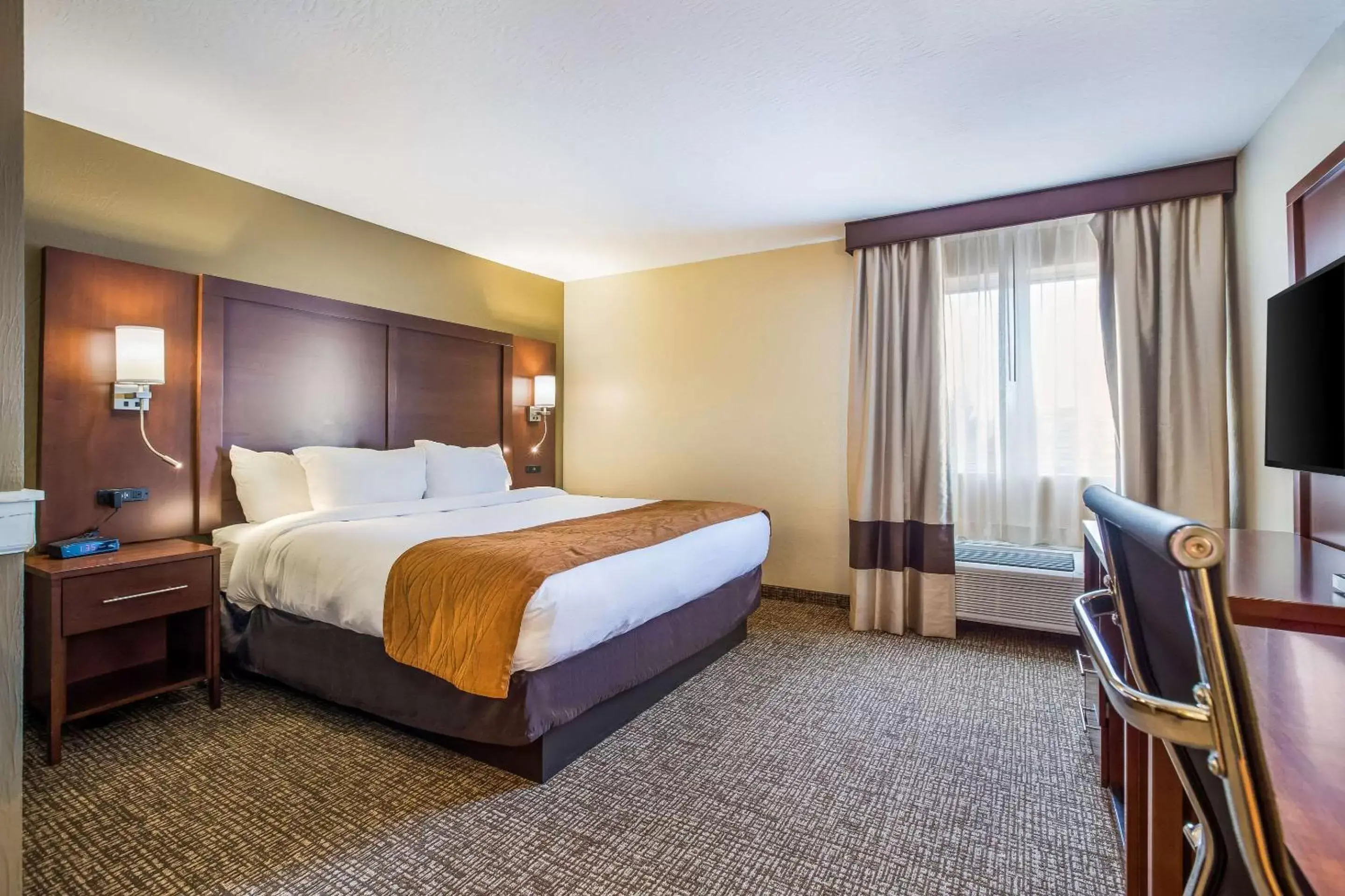 Bedroom, Bed in Comfort Inn & Suites Fairborn near Wright Patterson AFB