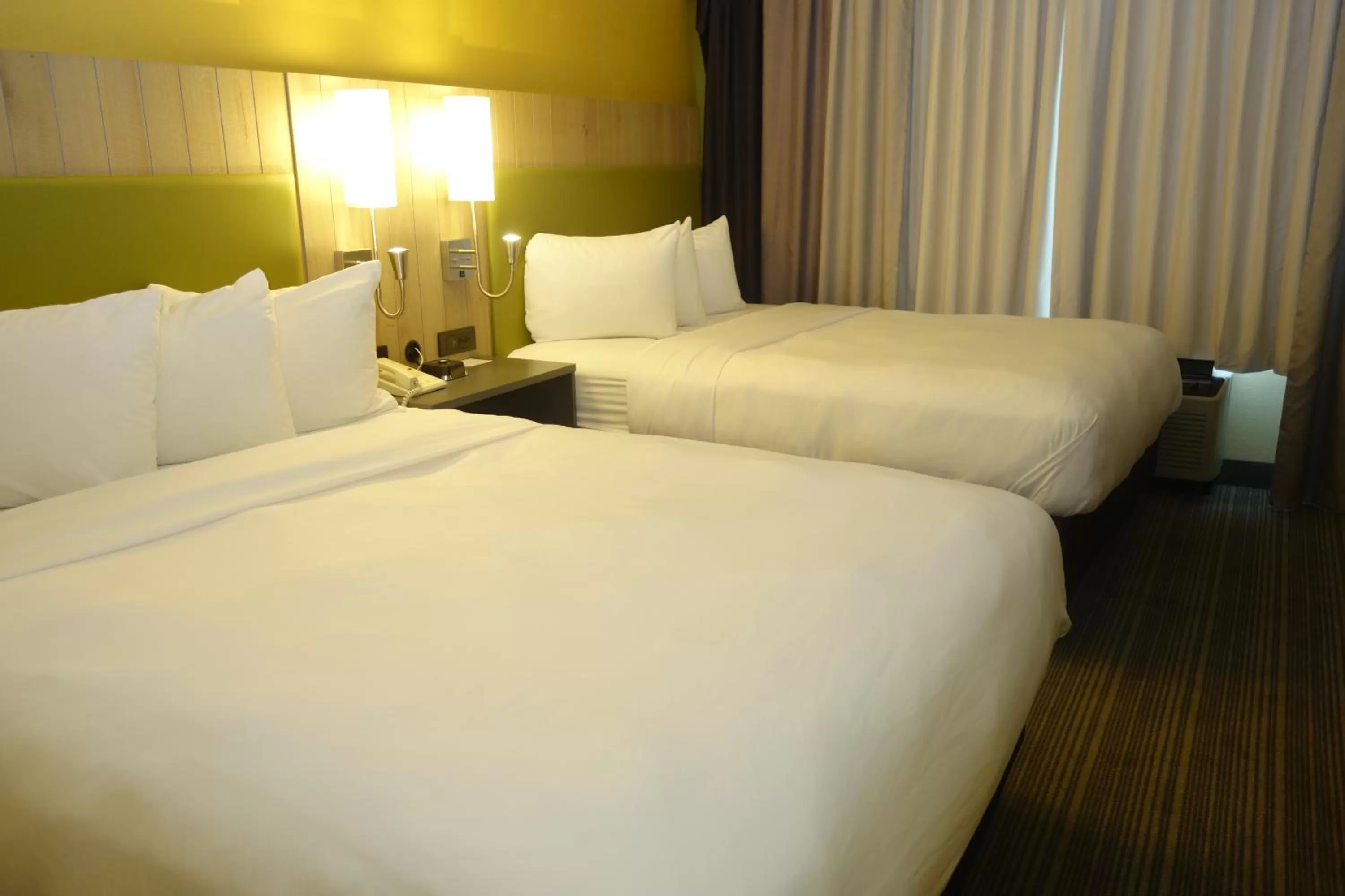 Other, Bed in Country Inn & Suites by Radisson, Burlington Elon , NC