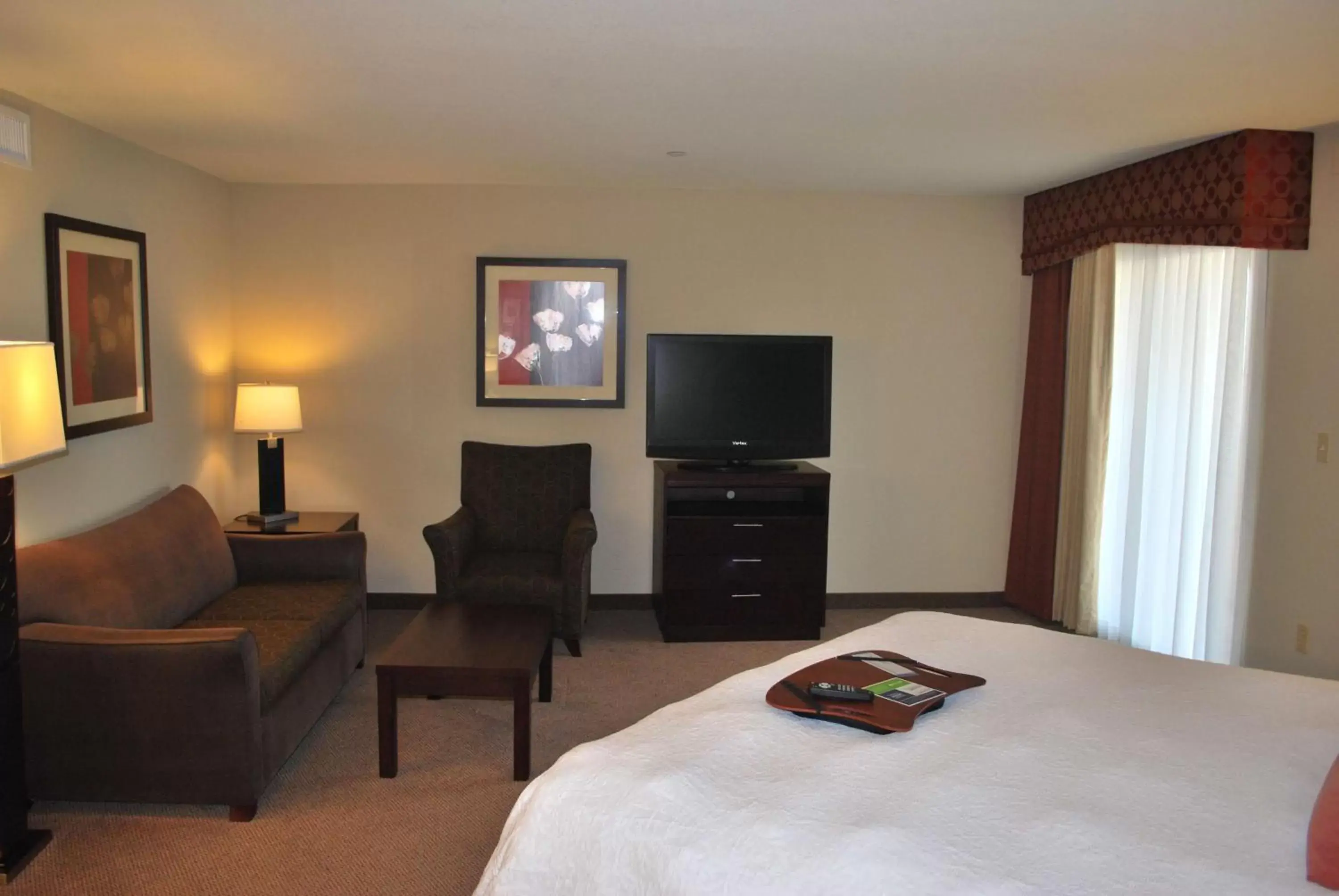 Bed, TV/Entertainment Center in Hampton Inn & Suites Phoenix/Gilbert