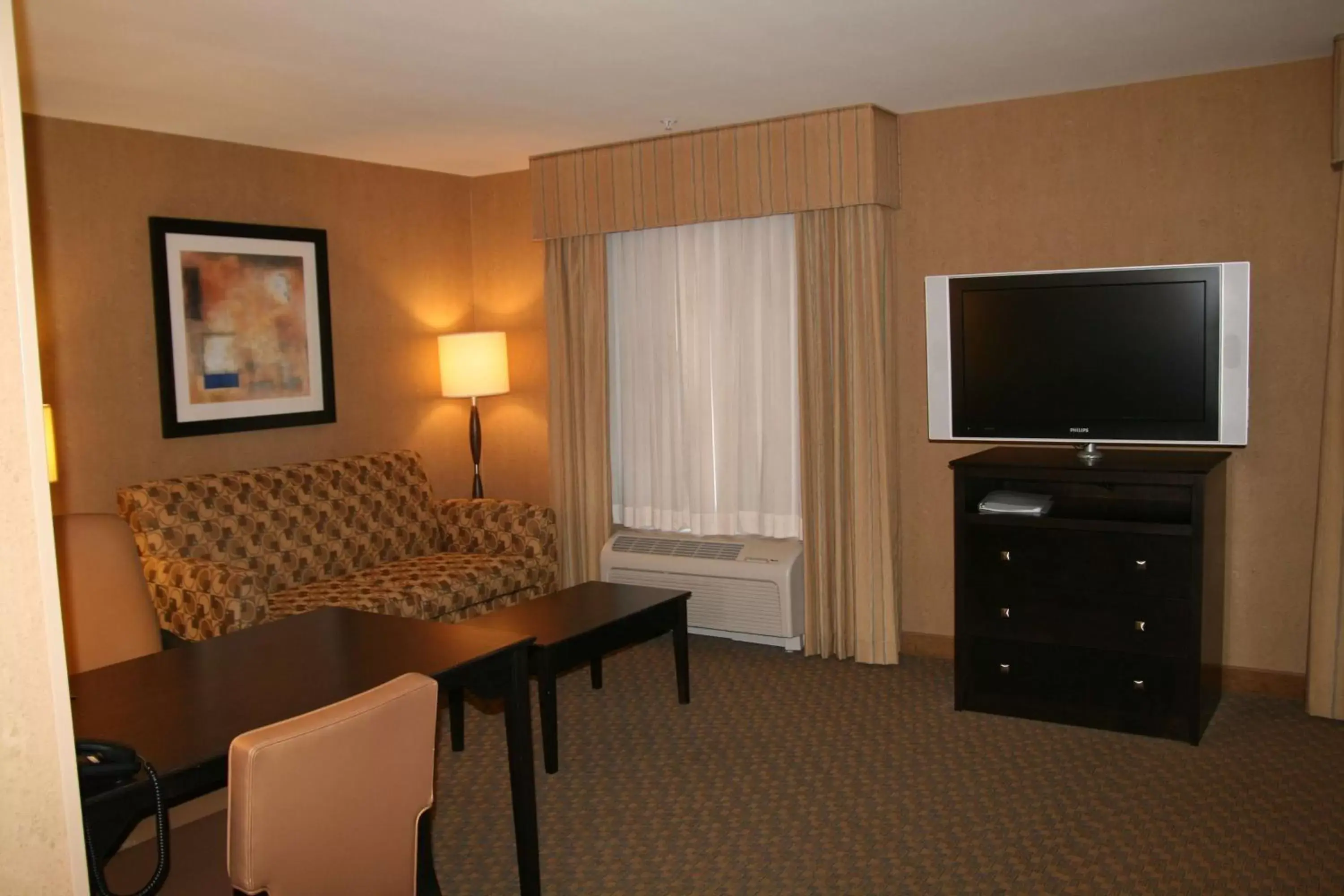 Bedroom, TV/Entertainment Center in Hampton Inn and Suites Barstow